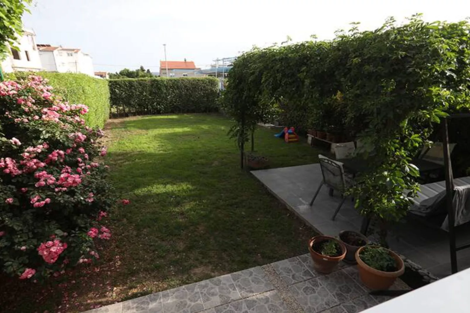 Garden Oasis - Kaštel Lukšić - One Bedroom Apartment with Balcony-Tuinen zomer