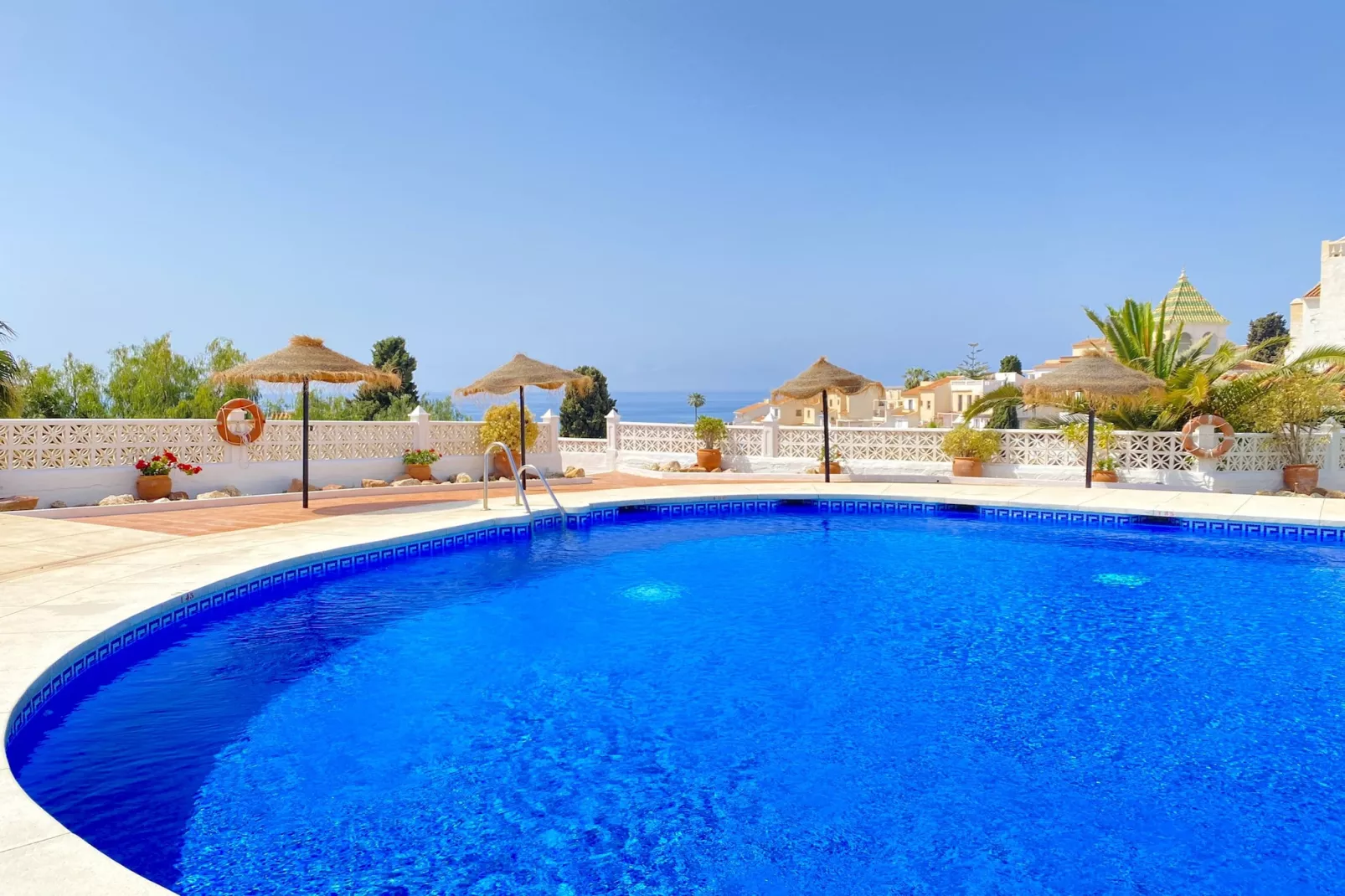 Capistrano Playa 201 by Casasol-Zwembad