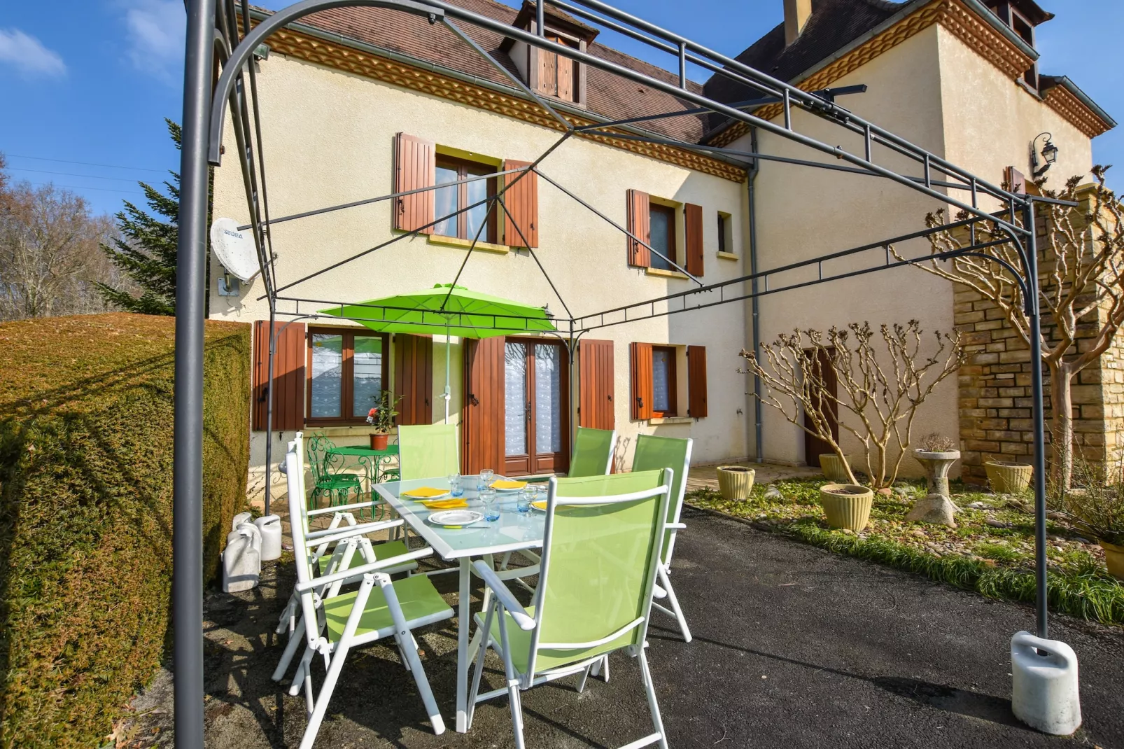 La Maison Albizzia-Buitenkant zomer