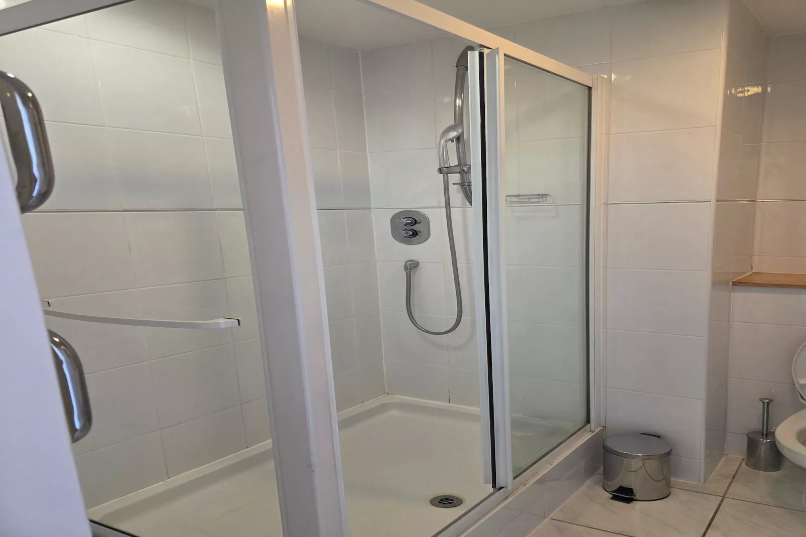 Russel Triple Room-Badkamer