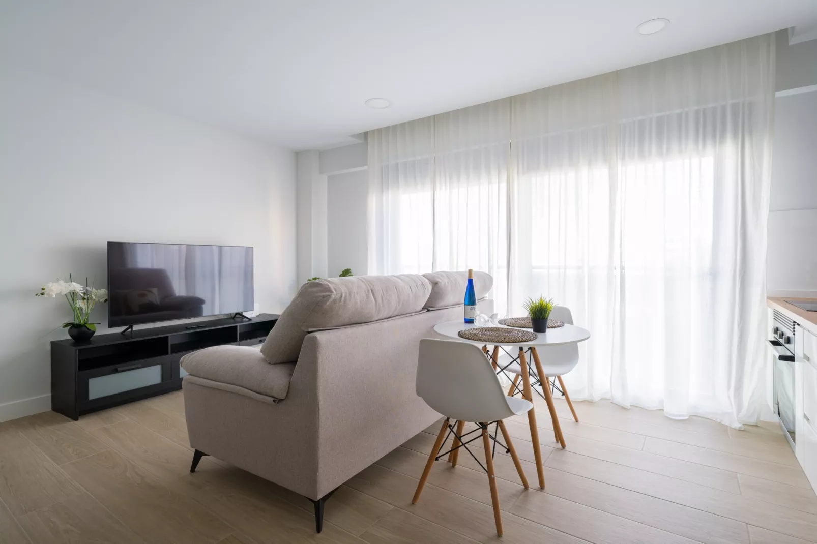 Urban Square 2B12 By CanariasGetaway-Eetkamer