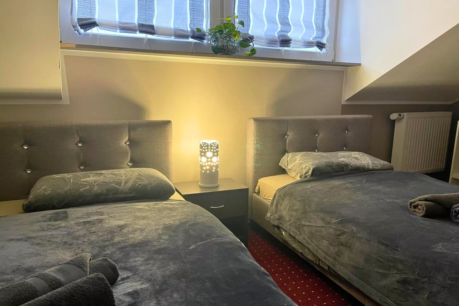 F002 Apartment mit Schlafzimmer DG-Slaapkamer