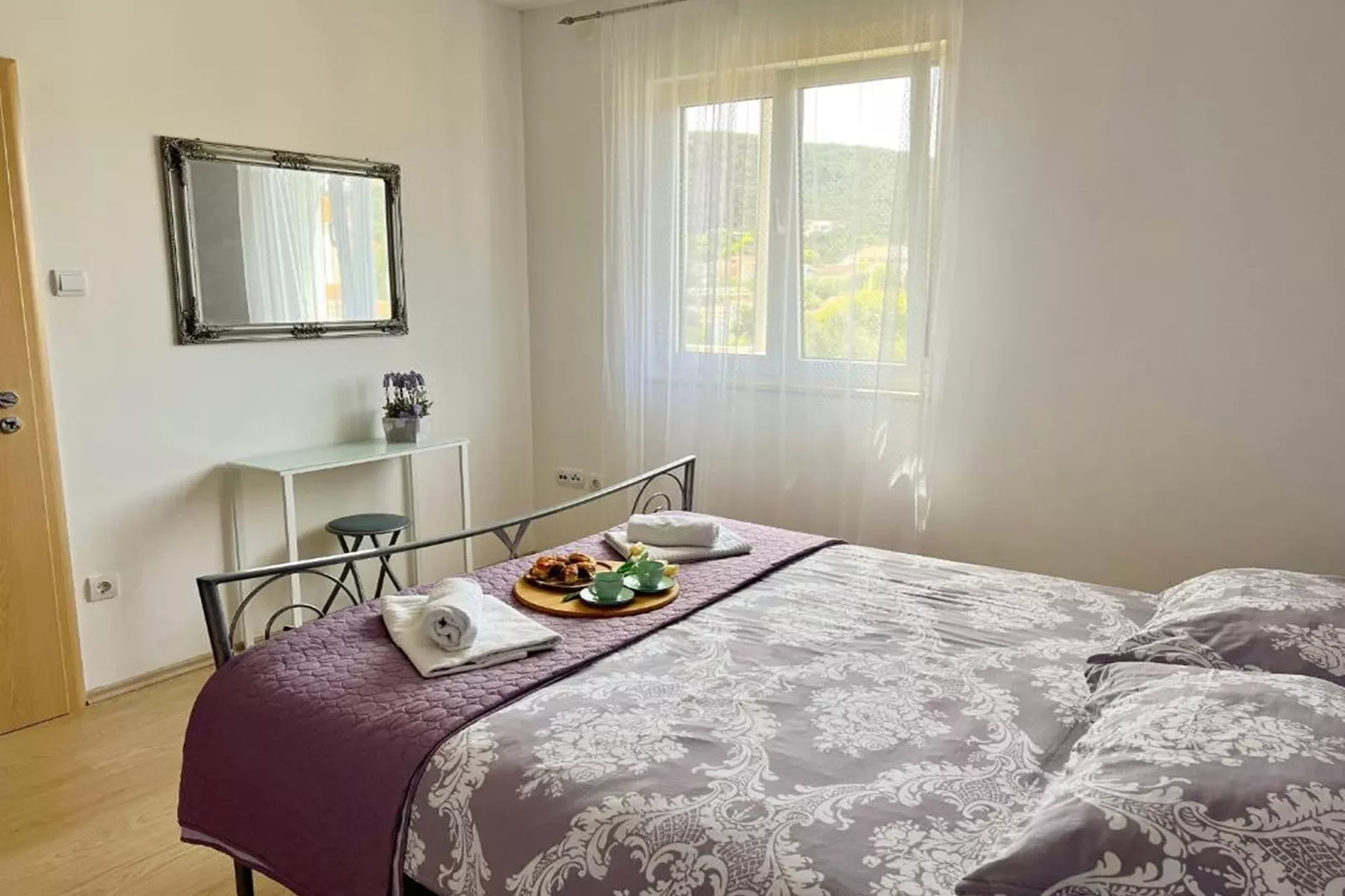 Apartment Zara - Two Bedroom Apartment with Balcony