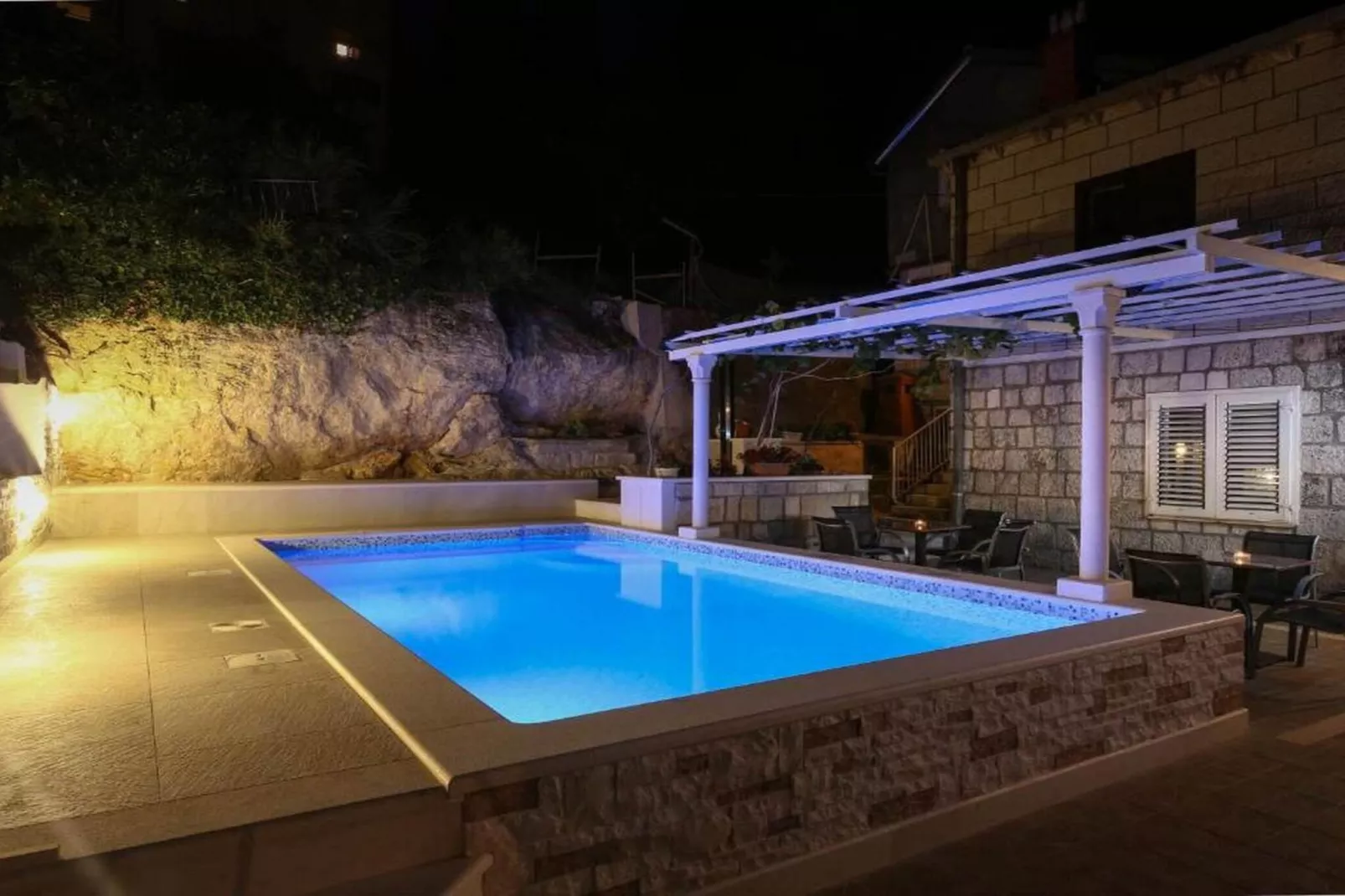 Guest House Kusalo- One Bedroom Apartment with Terrace (Apartman 4)-Zwembad