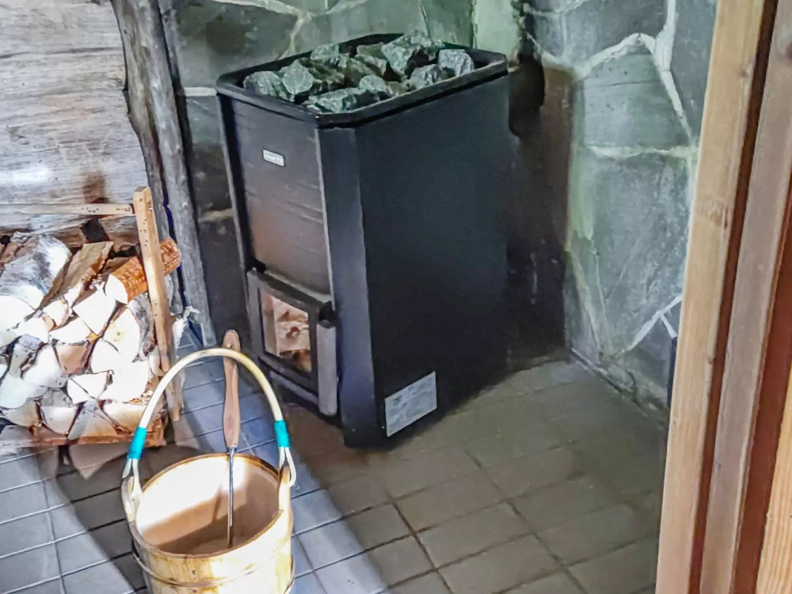 Salmentieva 2-Binnen