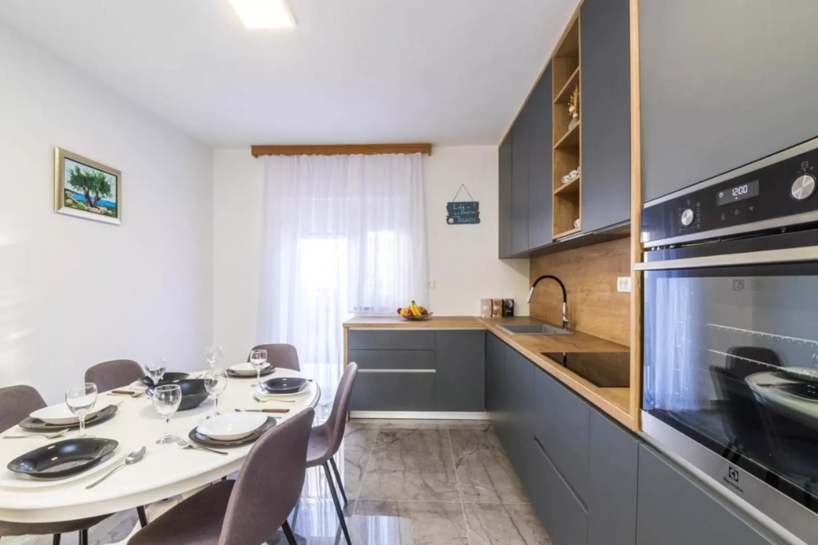 Mihael Holiday House - Three Bedroom Holiday Home with jacuzzi-Keuken