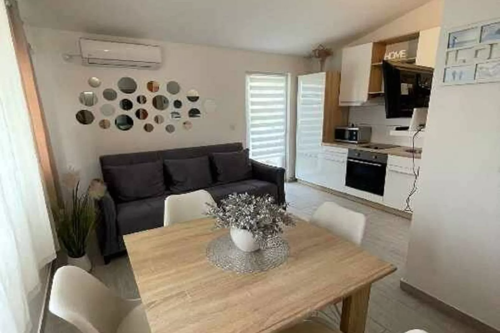 Apartments J&M 2- One Bedroom Apartment with Sea View-Eetkamer