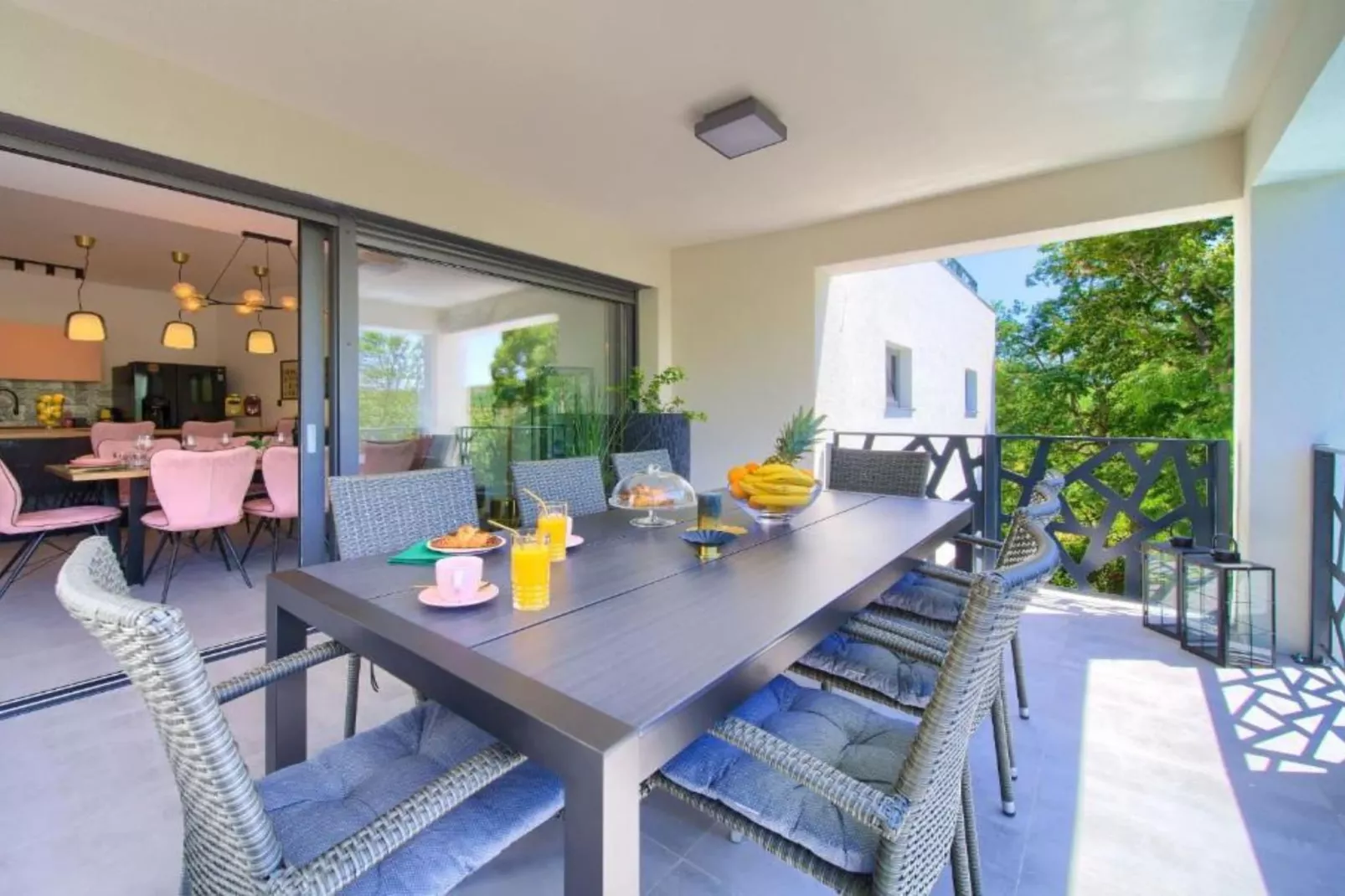 Wellness Villa Modruna - Four Bedroom Villa with Swimming pool-Eetkamer