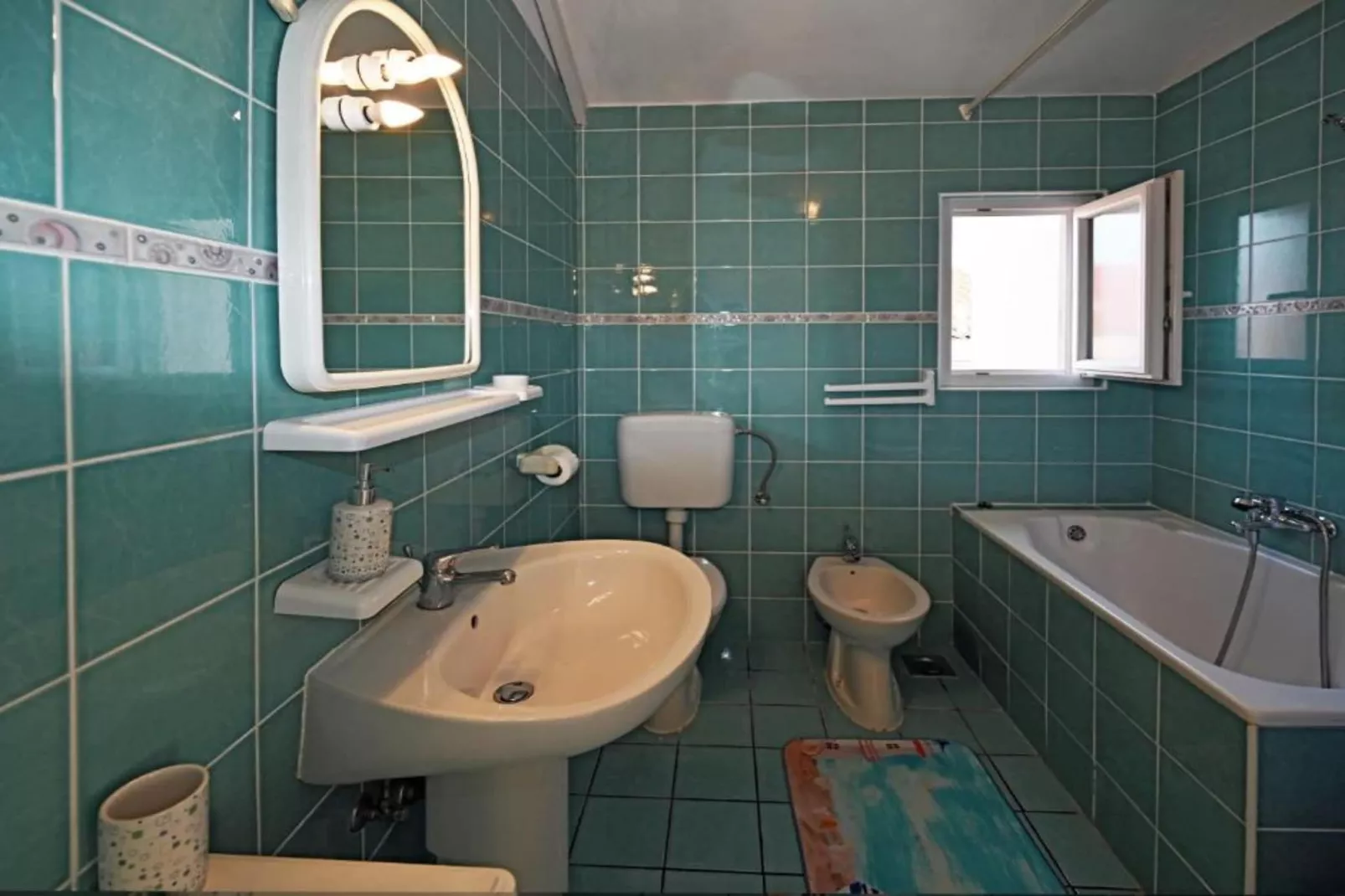 Apartments Mihovilović - 50 m from beach - Superior Two Bedroom Apartment with Balcony and Sea View (A3)-Badkamer