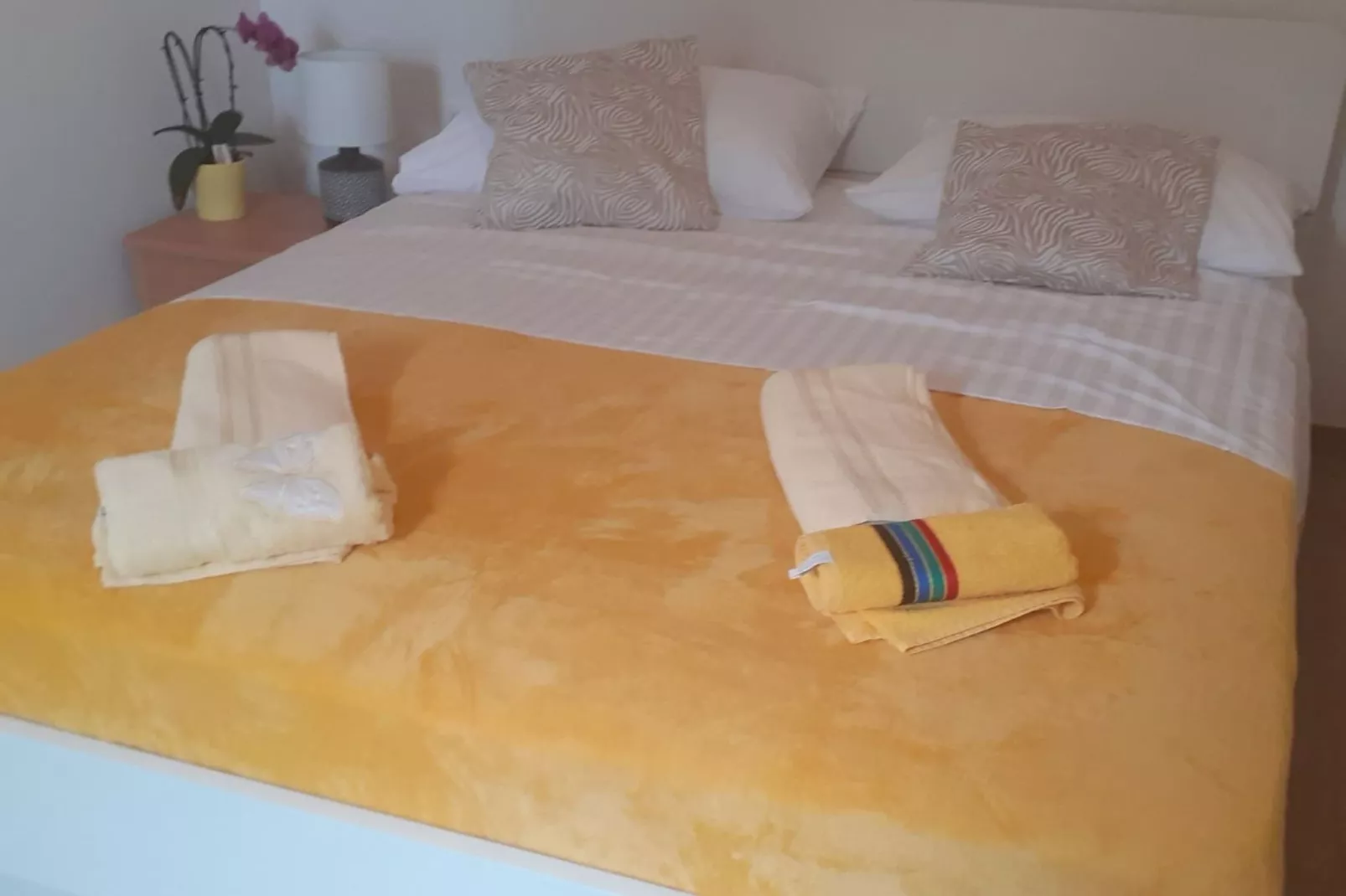 Two Bedroom Apartment with Sea View-Slaapkamer