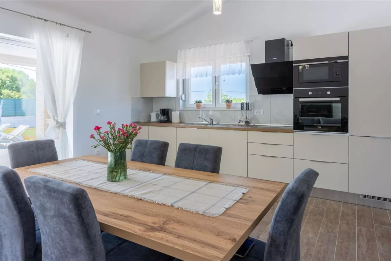 Three Bedroom Villa with Swiming Pool-Eetkamer