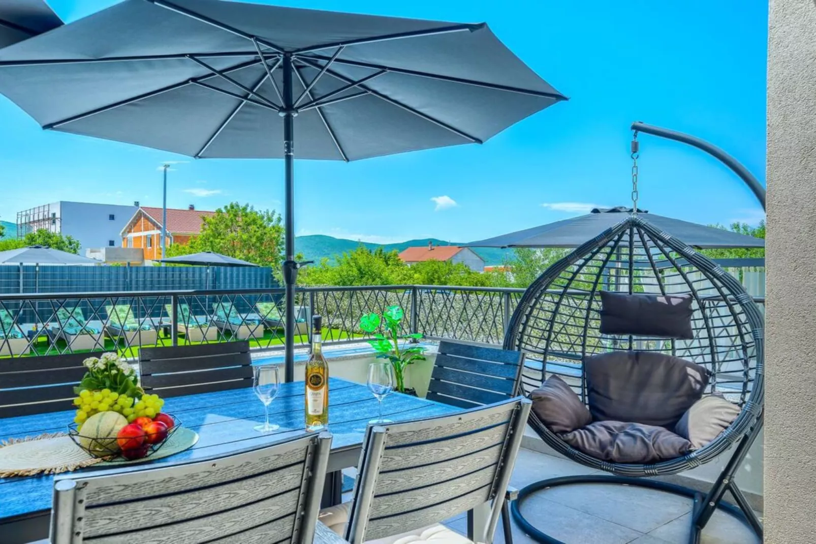 Five Bedroom Villa with Private Pool-Terrasbalkon