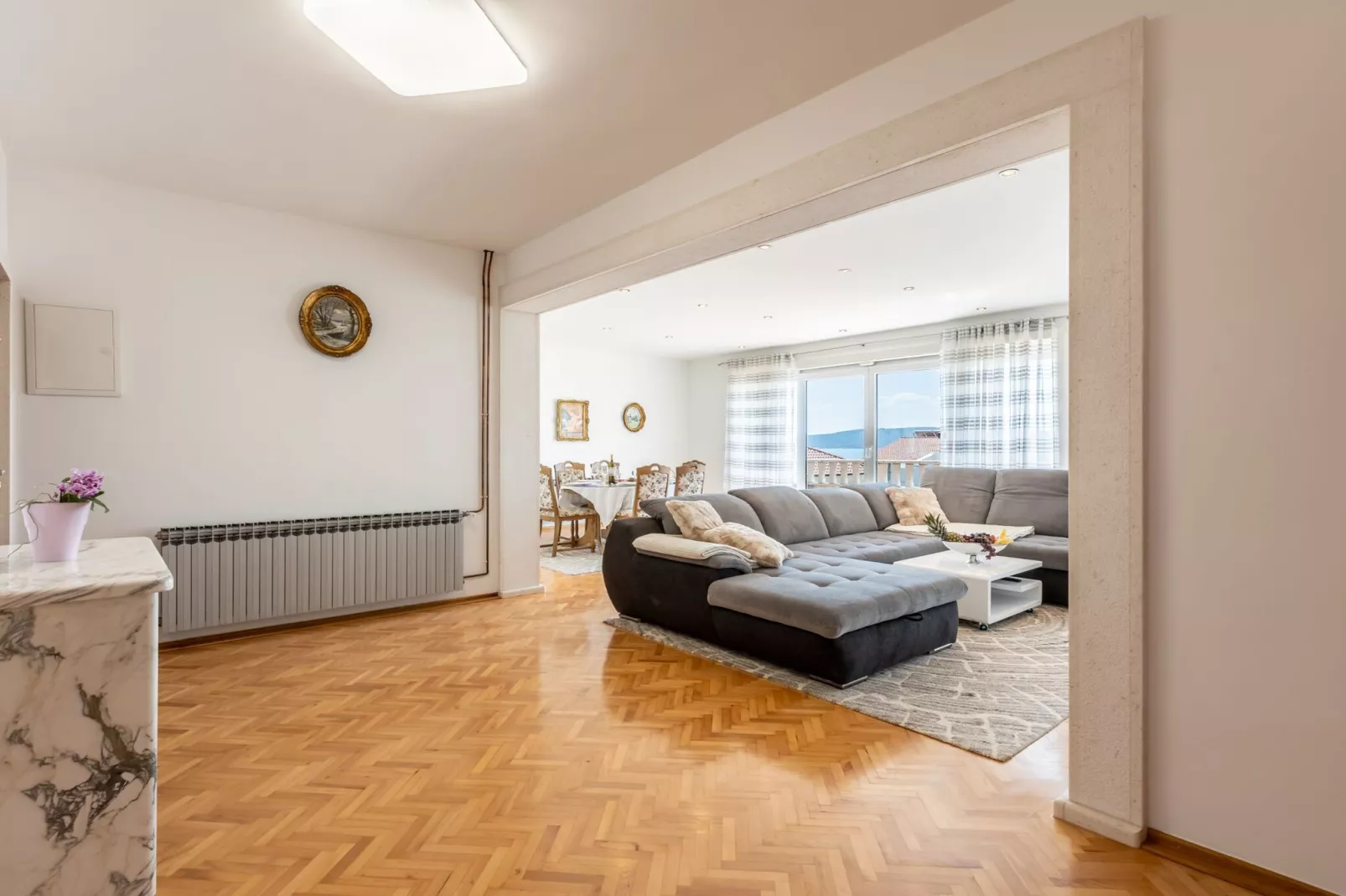 Apartment Merita - Two Bedroom Apartment with Balcony-Woonkamer