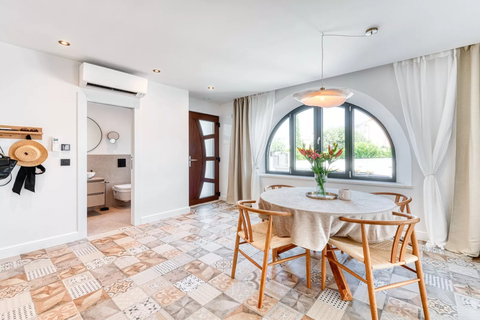 Luxury SPA B.one Apartment - Two Bedroom Apartment with Private Pool and Hot Tub-Eetkamer