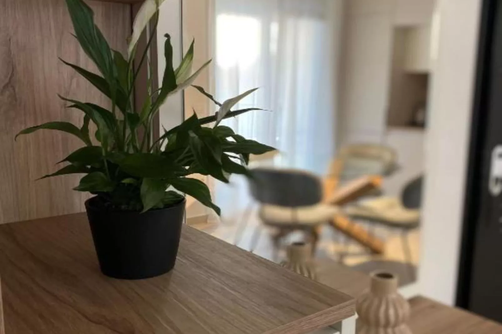 One Bedroom Apartment with  Balcony and City View-Eetkamer