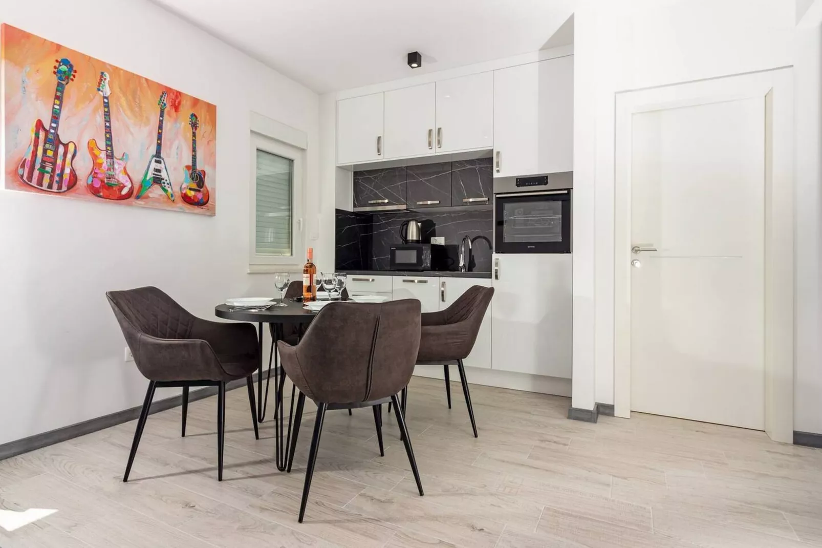 Modern Apartments with Private Balcony - Premium One Bedroom Apartment (Owner S2)-Eetkamer