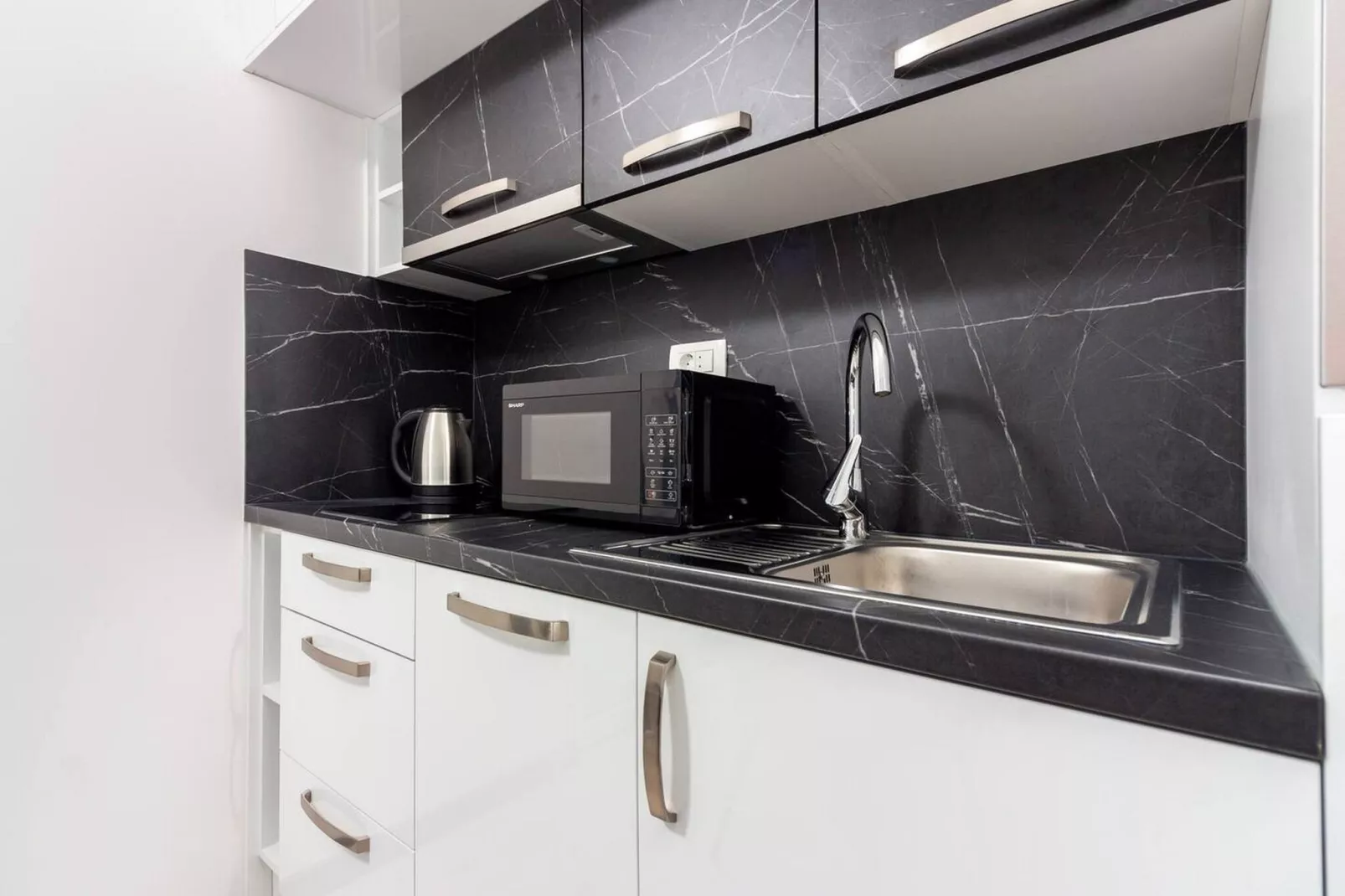 Modern Apartments with Private Balcony - Deluxe One Bedroom Apartment (Owner S3)-Keuken