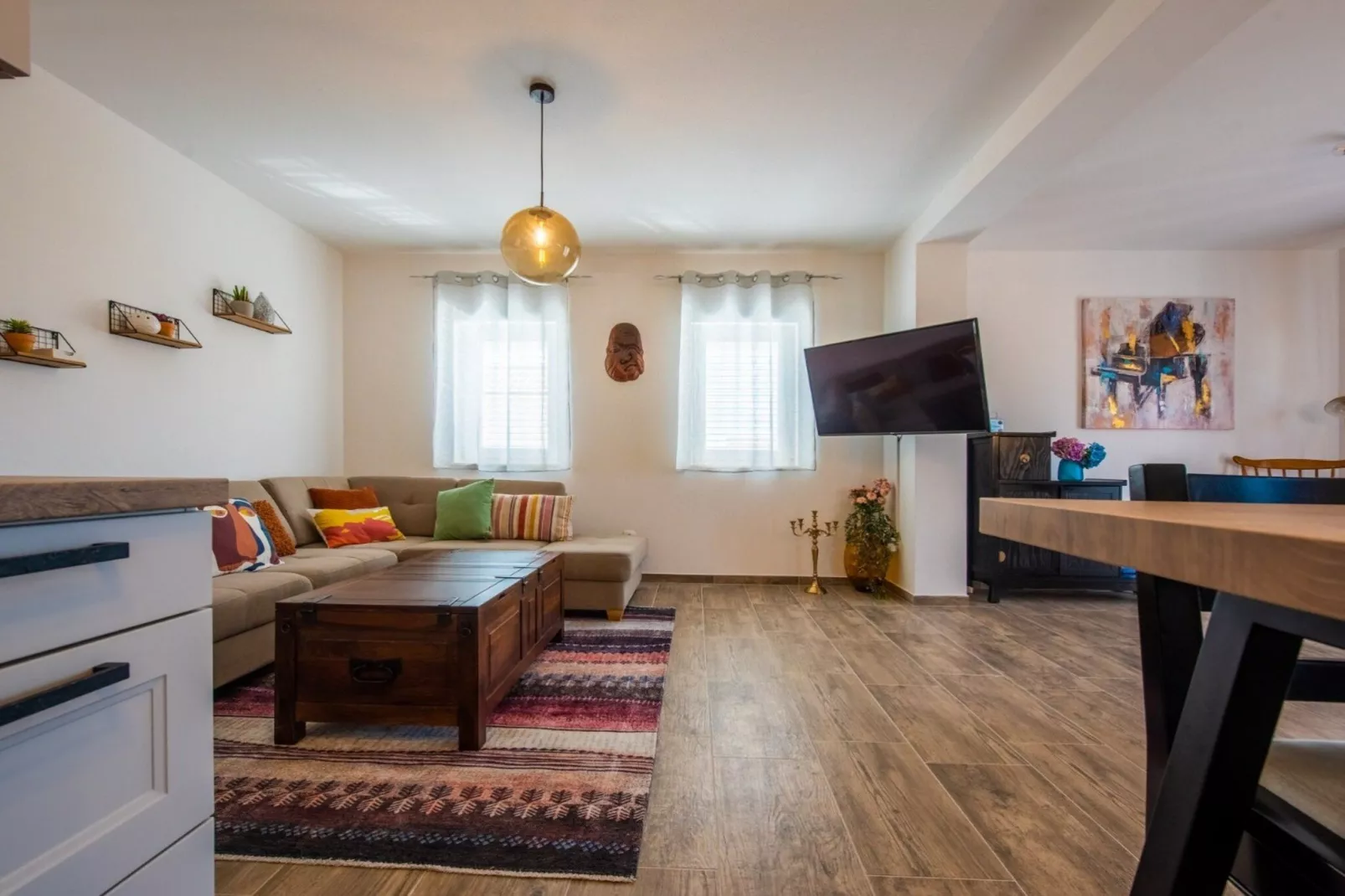Charming and Tranquil Kastel Gomilica Apartment with Balcony and Patio - Three Bedroom Apartment-Woonkamer