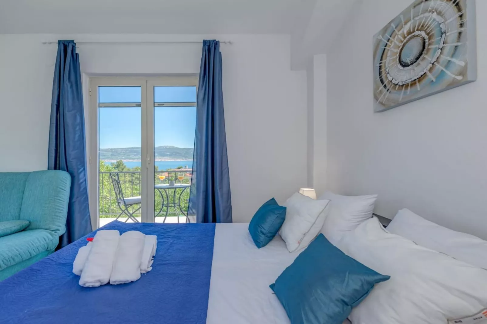 Seaside Getaway Holiday Home with Patio Slatine - Three Bedroom Holiday Home-Slaapkamer