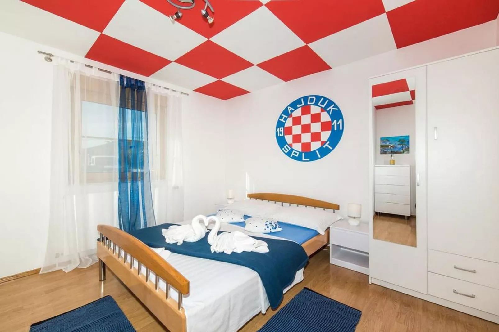 Spacious Holiday Home with Pool and Hot Tub in Kastel Stari - Four Bedroom Holiday Home with Pool-Slaapkamer