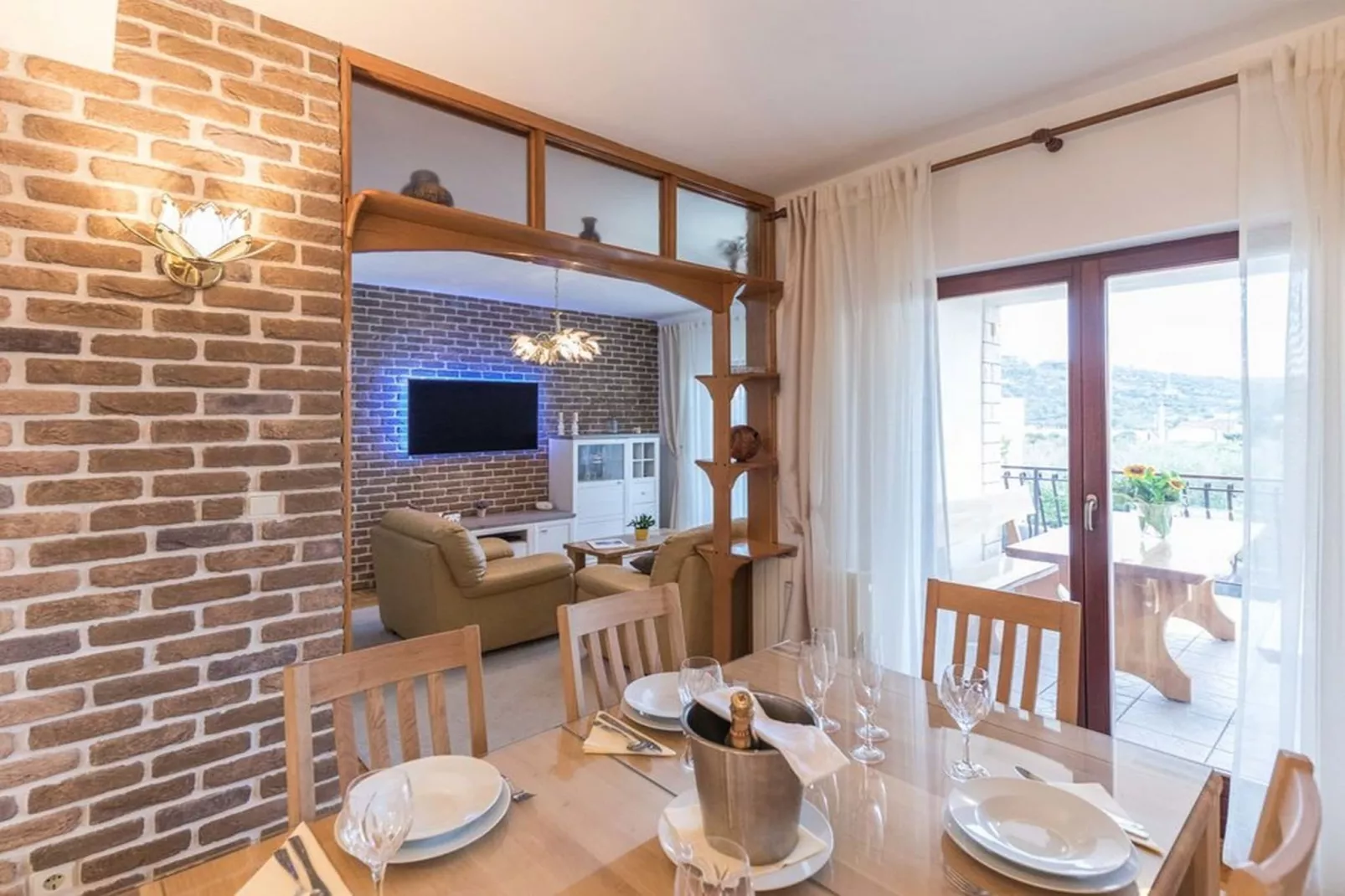 Relaxing Holiday Home with Pool, Fitness Area, and Entertainment Facilities - Six Bedroom Holiday Home-Eetkamer