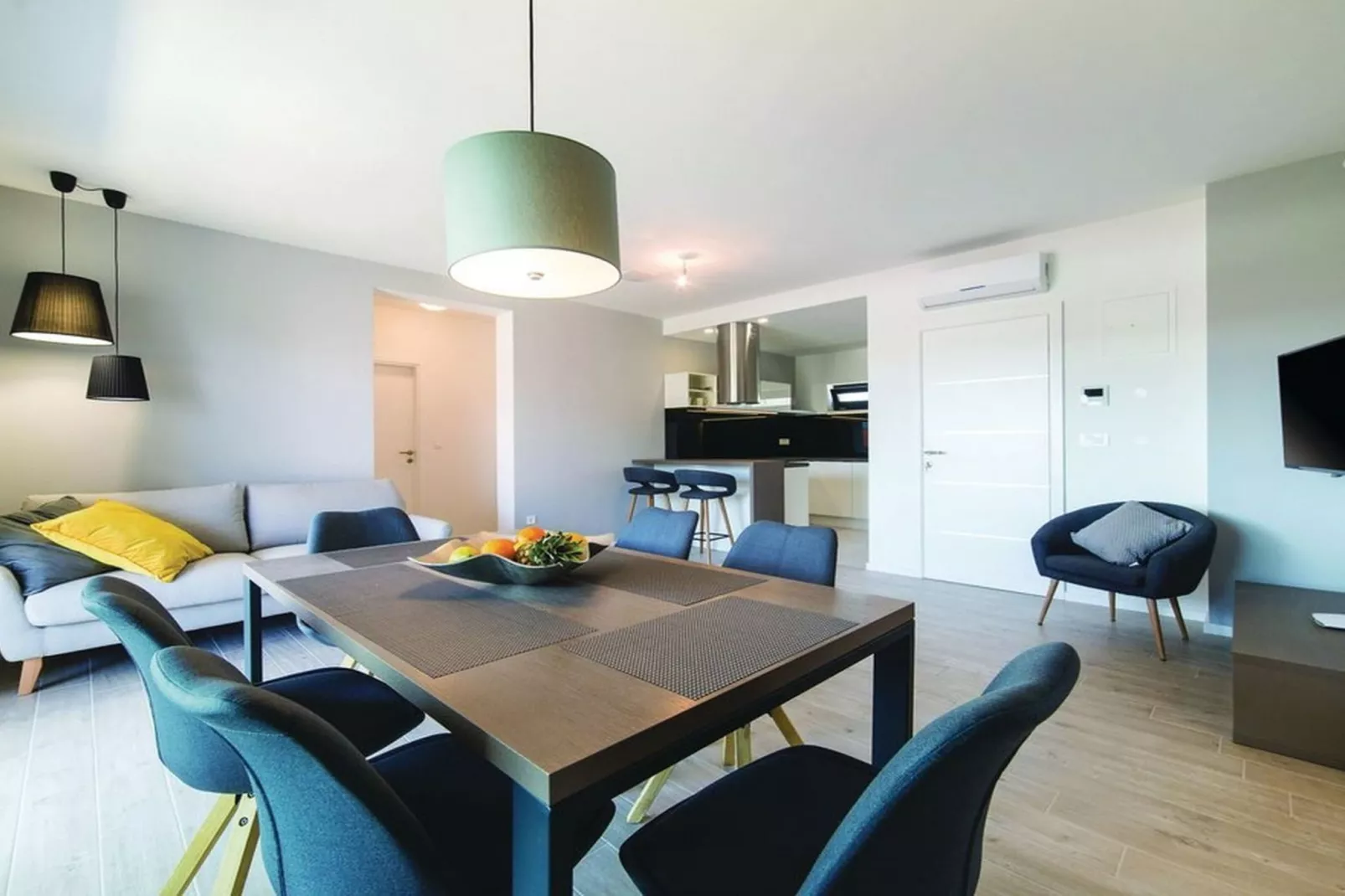 Modern Kastel Villa with Private Pool, Gym, and Large Outdoor Space - Eight Bedroom Villa-Eetkamer