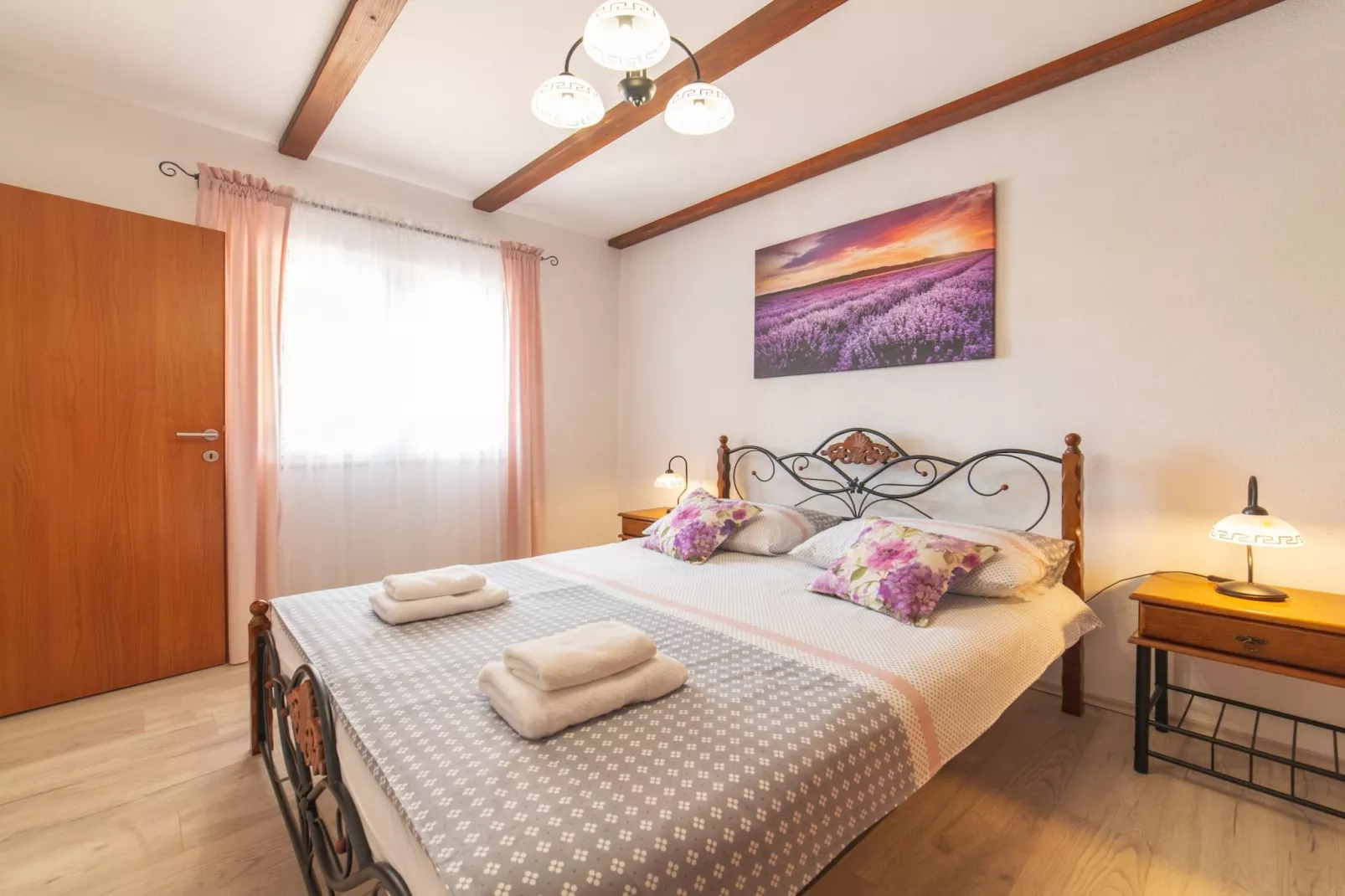 Serene Retreat Holiday Home with Pool - Two Bedroom Holiday Home with Pool-Slaapkamer