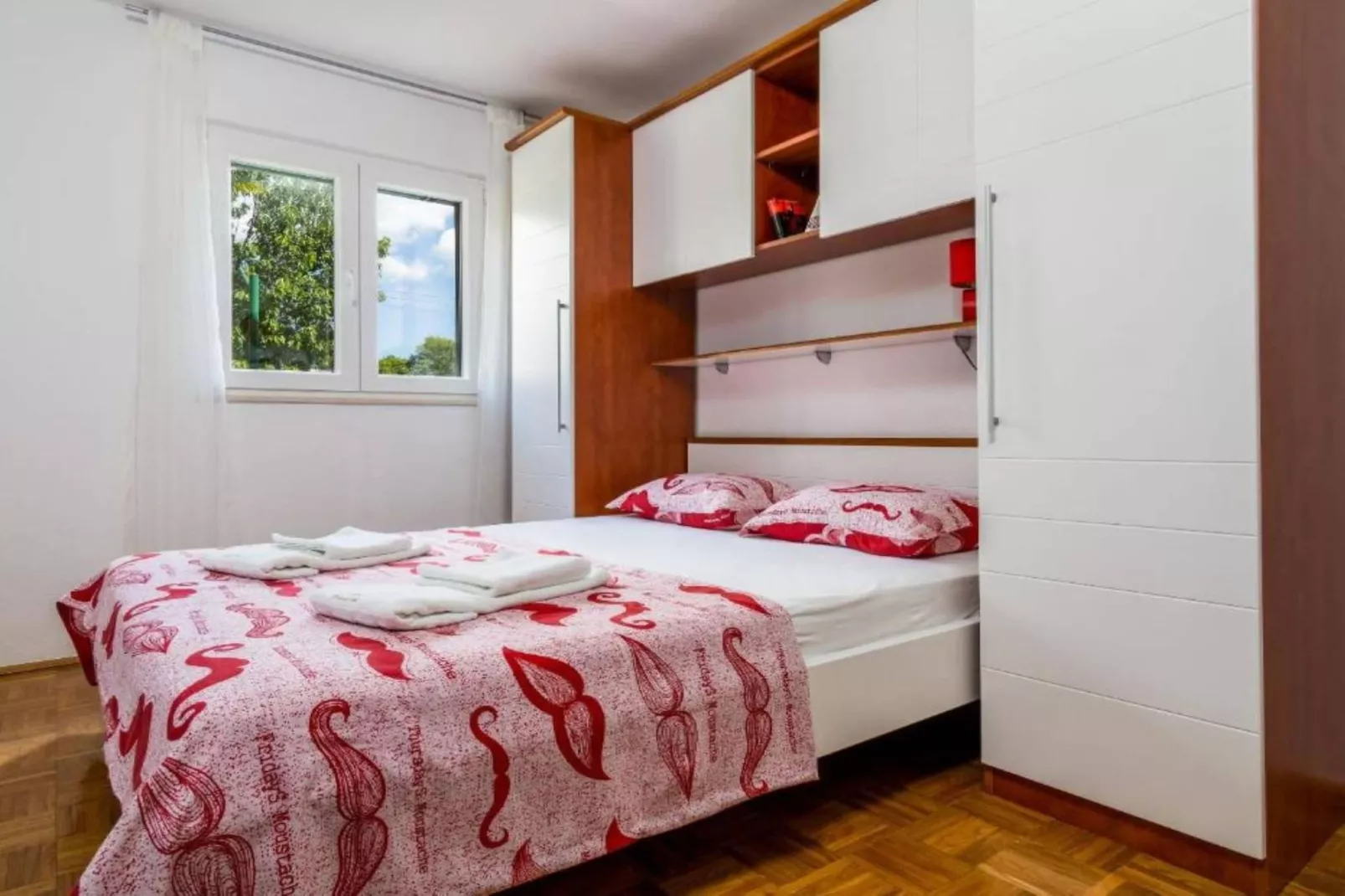 Tranquil Oasis Holiday Home Primorski Dolac with Pool - Three Bedroom Holiday Home with Pool-Slaapkamer