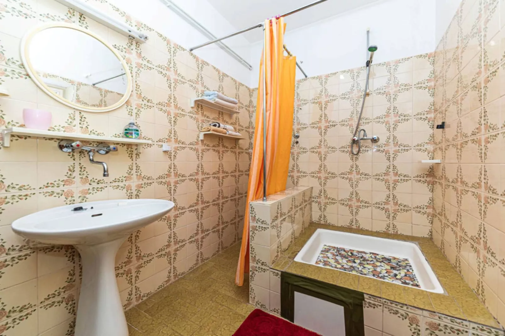 Holiday Home by the Sea with Terrace & Ocean Views on Čiovo - Two Bedroom Holiday Home-Badkamer