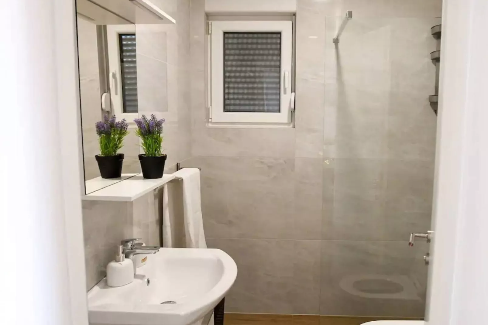 Stylish Okrug Gornji Apartment with Terrace and Patio - Two Bedroom Apartment with Terrace-Badkamer