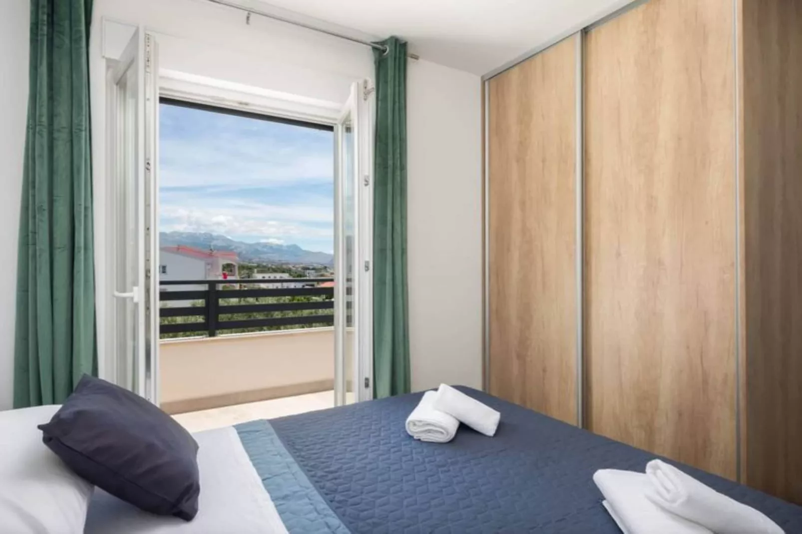 Shimmering Sea Apartment with Terrace - Four Bedroom Apartment with Terrace-Slaapkamer