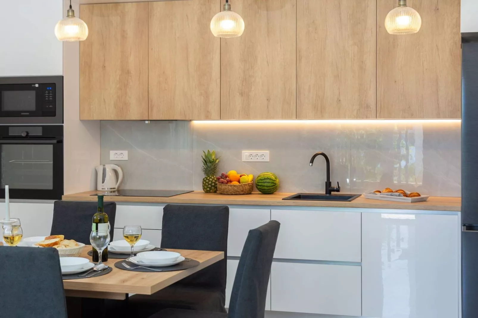 Contemporary Apartment with Terrace and Spacious Garden - Two Bedroom Apartment with Terrace-Keuken