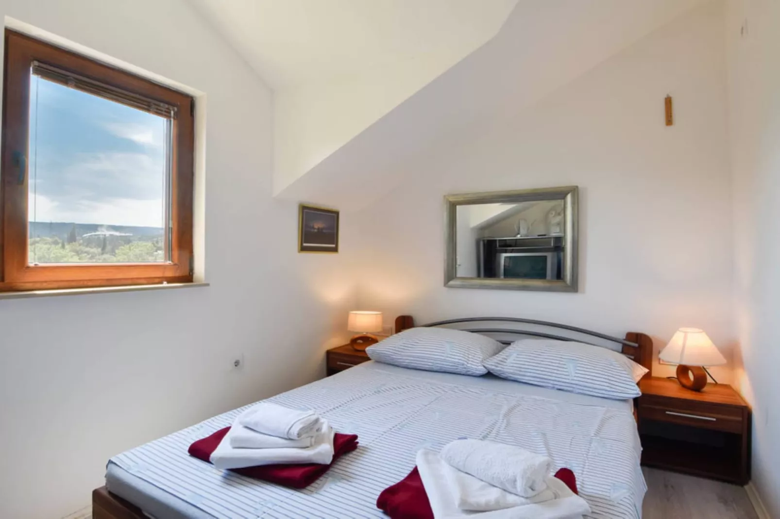 Peaceful Island Haven with Pool, BBQ & Games Area - Four Bedroom Holiday Home-Slaapkamer