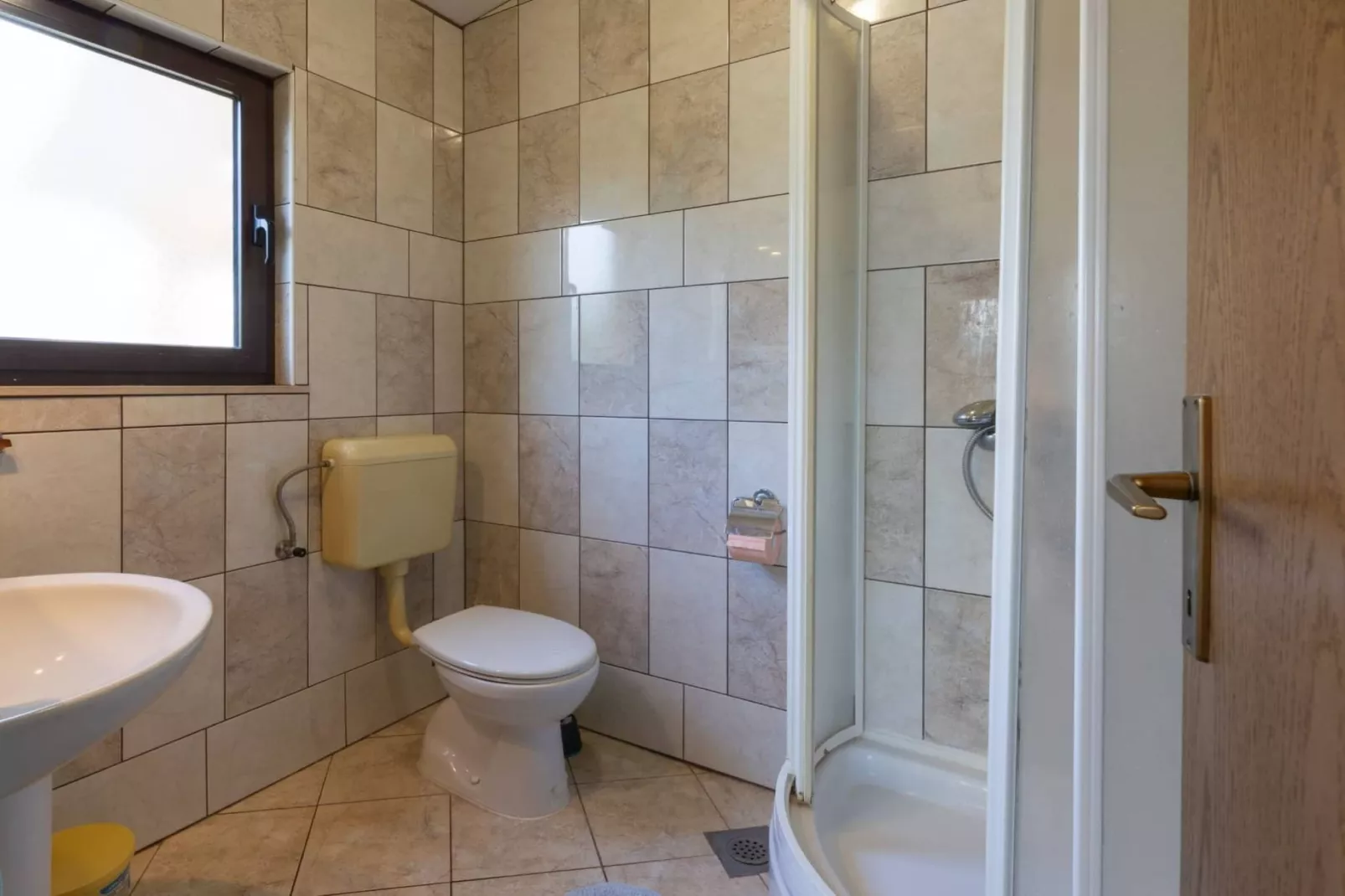 Bright and Spacious Apartment with Terrace in Kastel Stafilic - Two Bedroom Apartment with Terrace-Badkamer