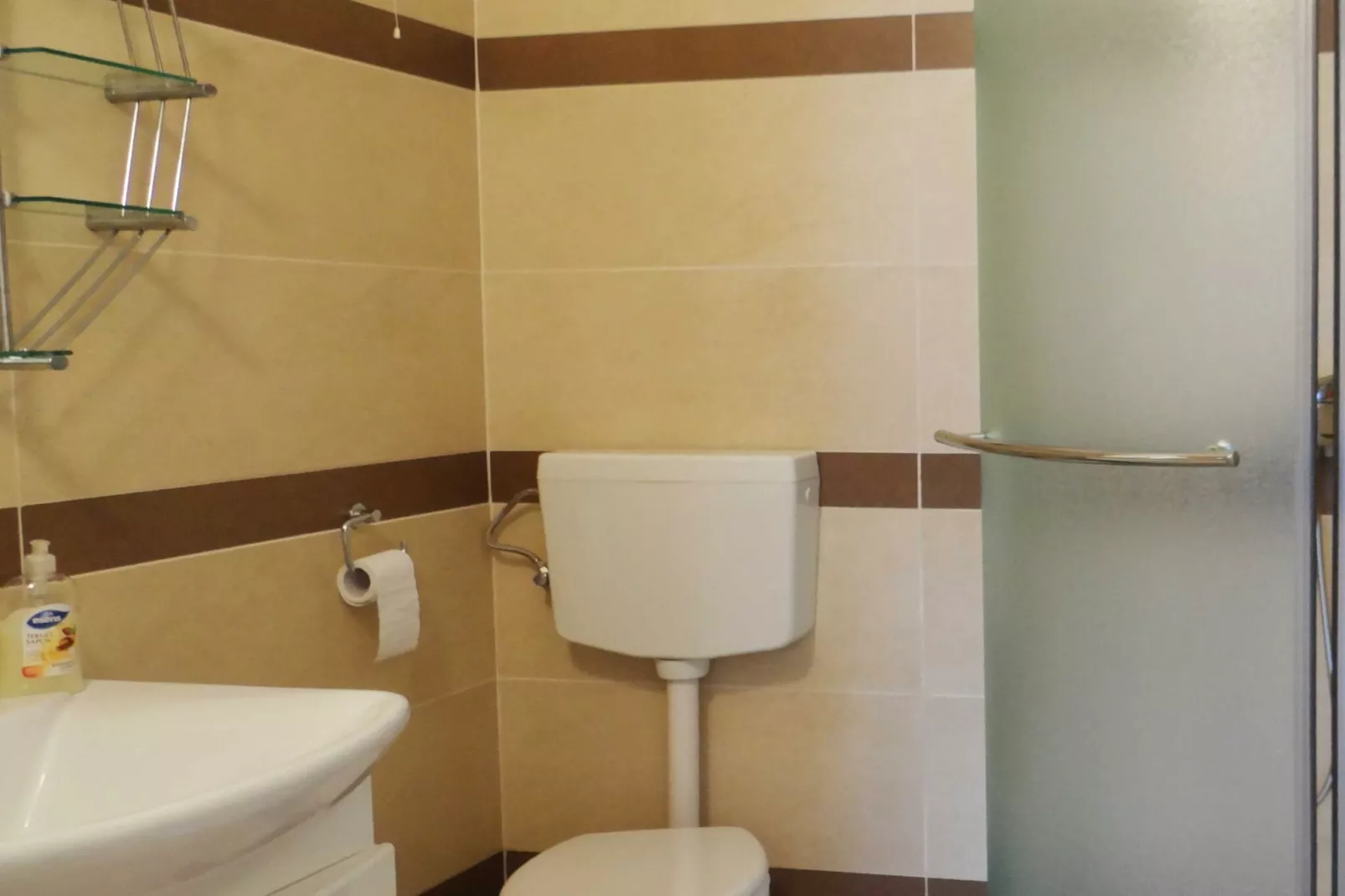 Bright Krk Apartment with Balcony and Beach Proximity - One Bedroom Apartment-Badkamer