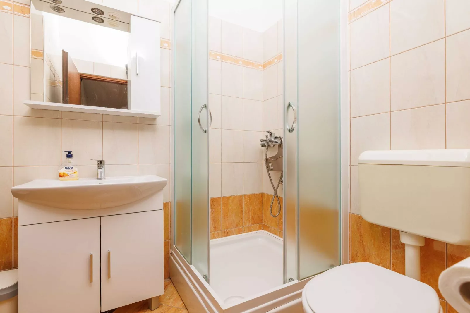 Wonderful Krk Island Stay: Shared Pool, Grill Patio, and Nearby Beaches - Two Bedroom Apartment-Badkamer
