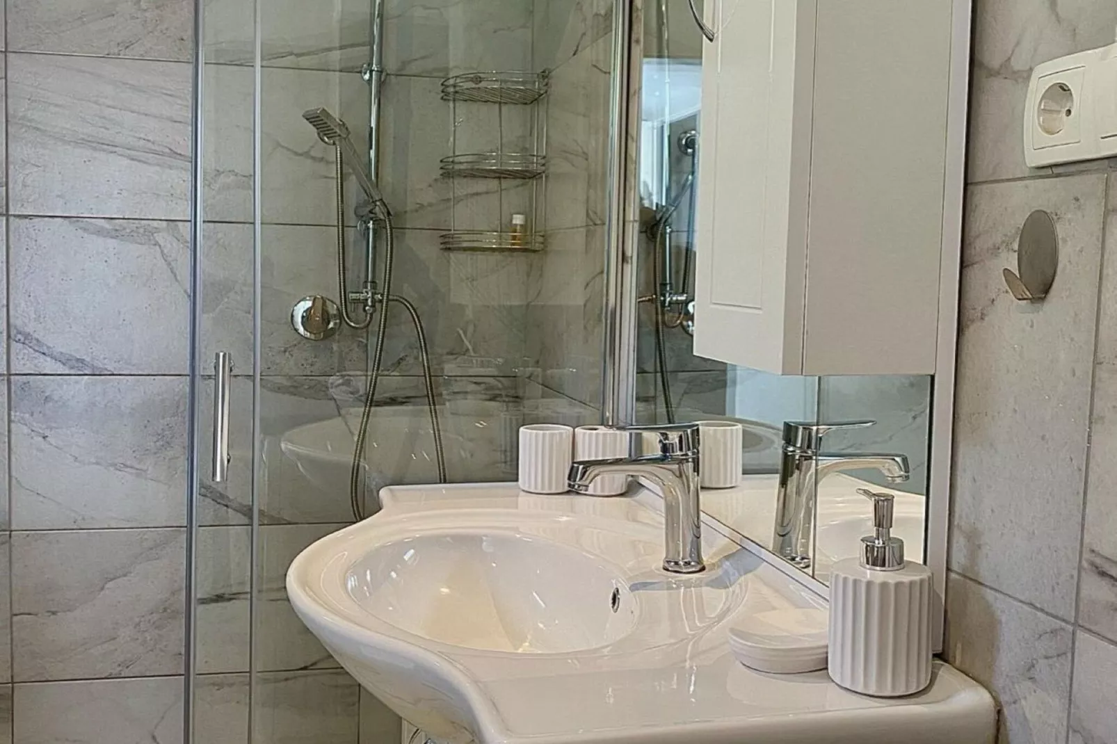 Luxury Lovran Apartments with Swimming Pool - Classic One Bedroom Apartment-Badkamer