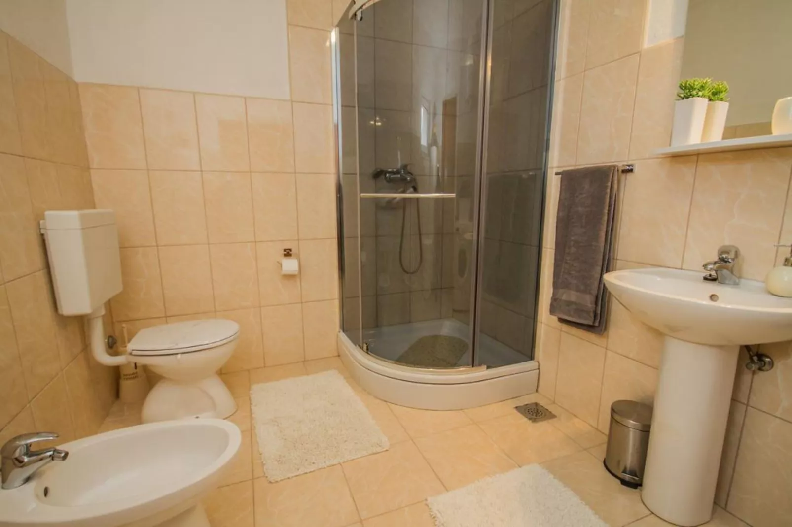 Tranquil Getaway Villa Prapatnica with Pool and Garden - Three  Bedroom Villa with Pool-Badkamer