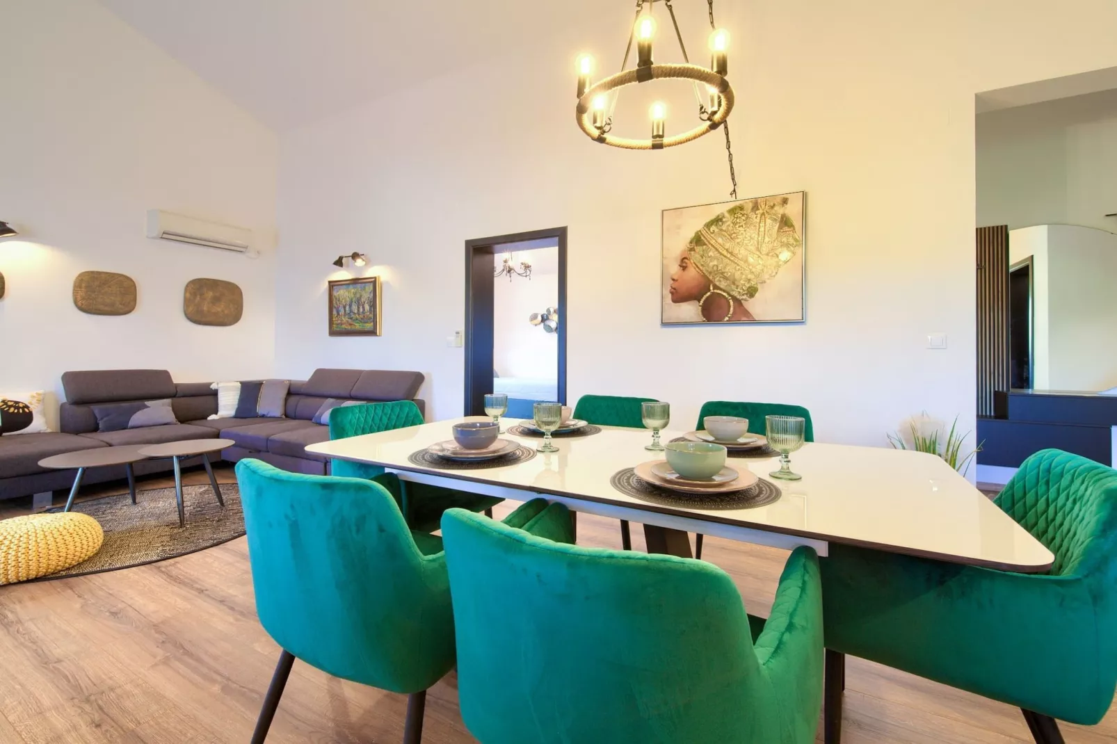 Elegant and Vibrant Apartment with Terrace and Sea View - Two Bedroom Apartment with Terrace and Sea View-Eetkamer