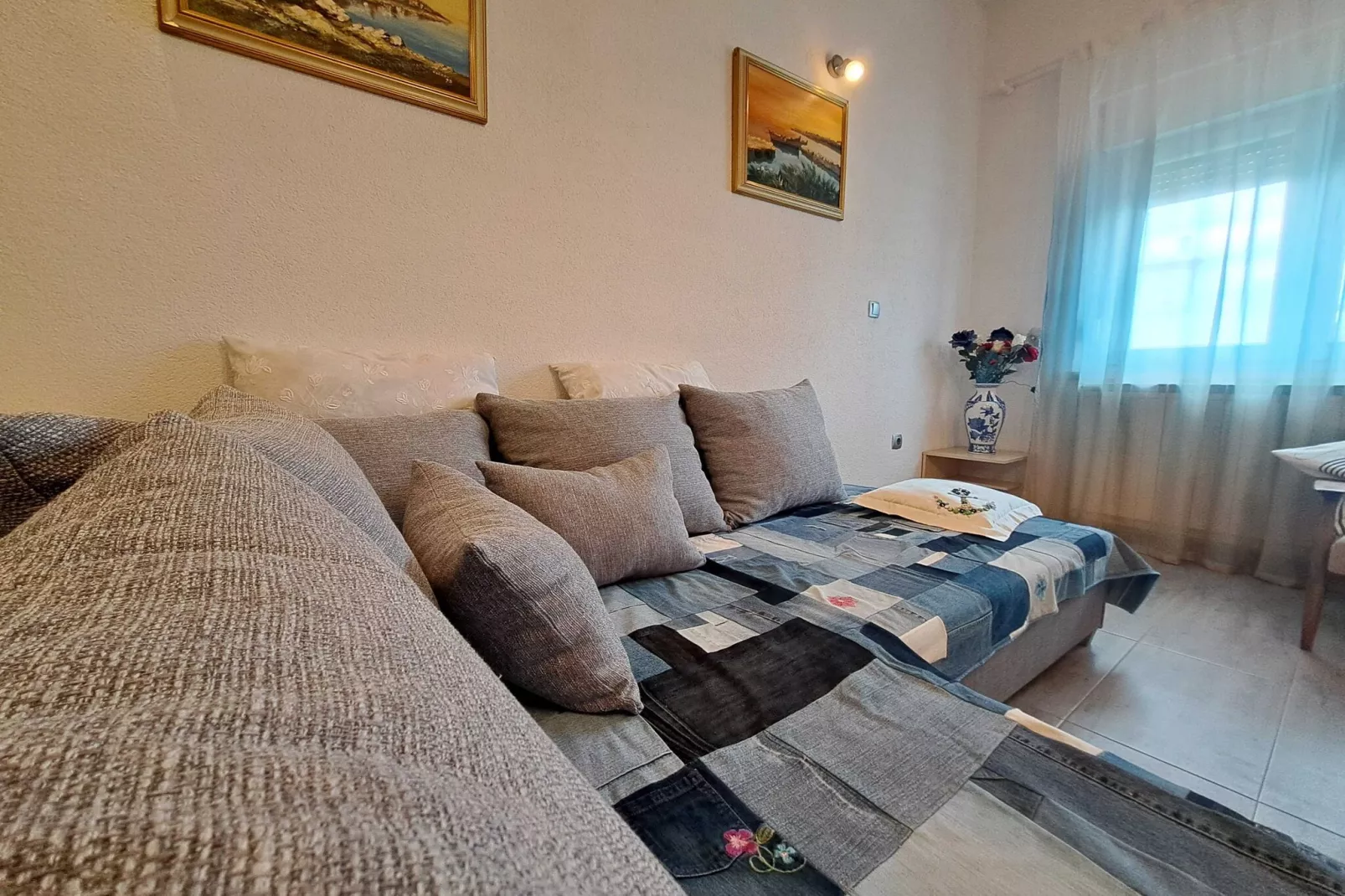 Spacious Urban Retreat Apartment with Terrace - Two Bedroom Apartment with Terrace-Woonkamer