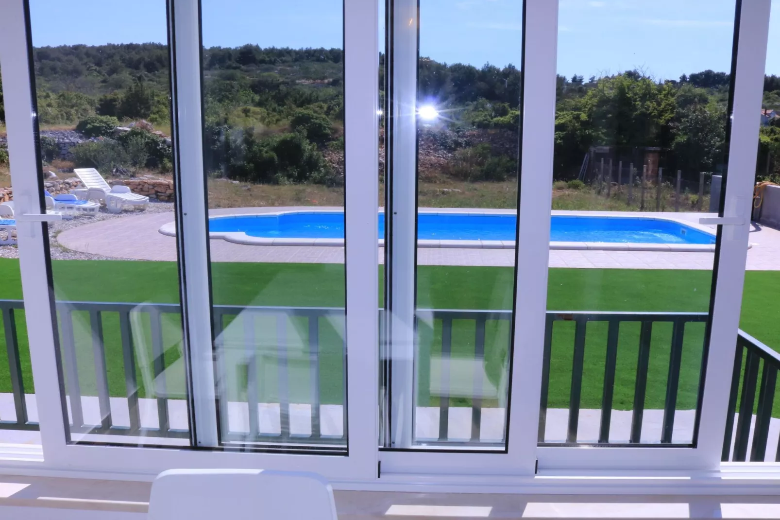 Nane Garden house with heated pool-Terrasbalkon