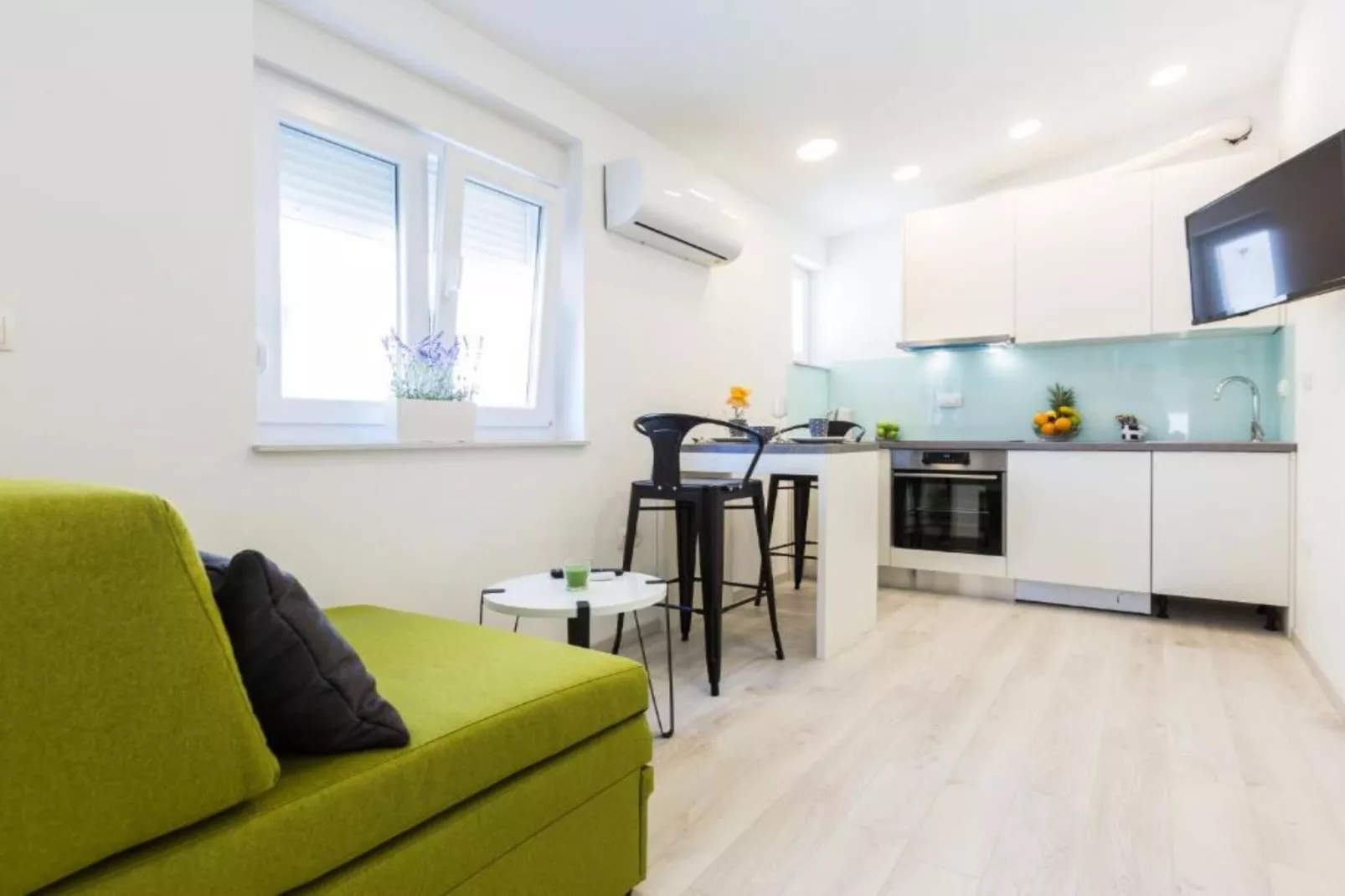 Spacious Two sis Apartments in Zadar with Terrace  Studio Apartment ( 1 )-Slaapkamer