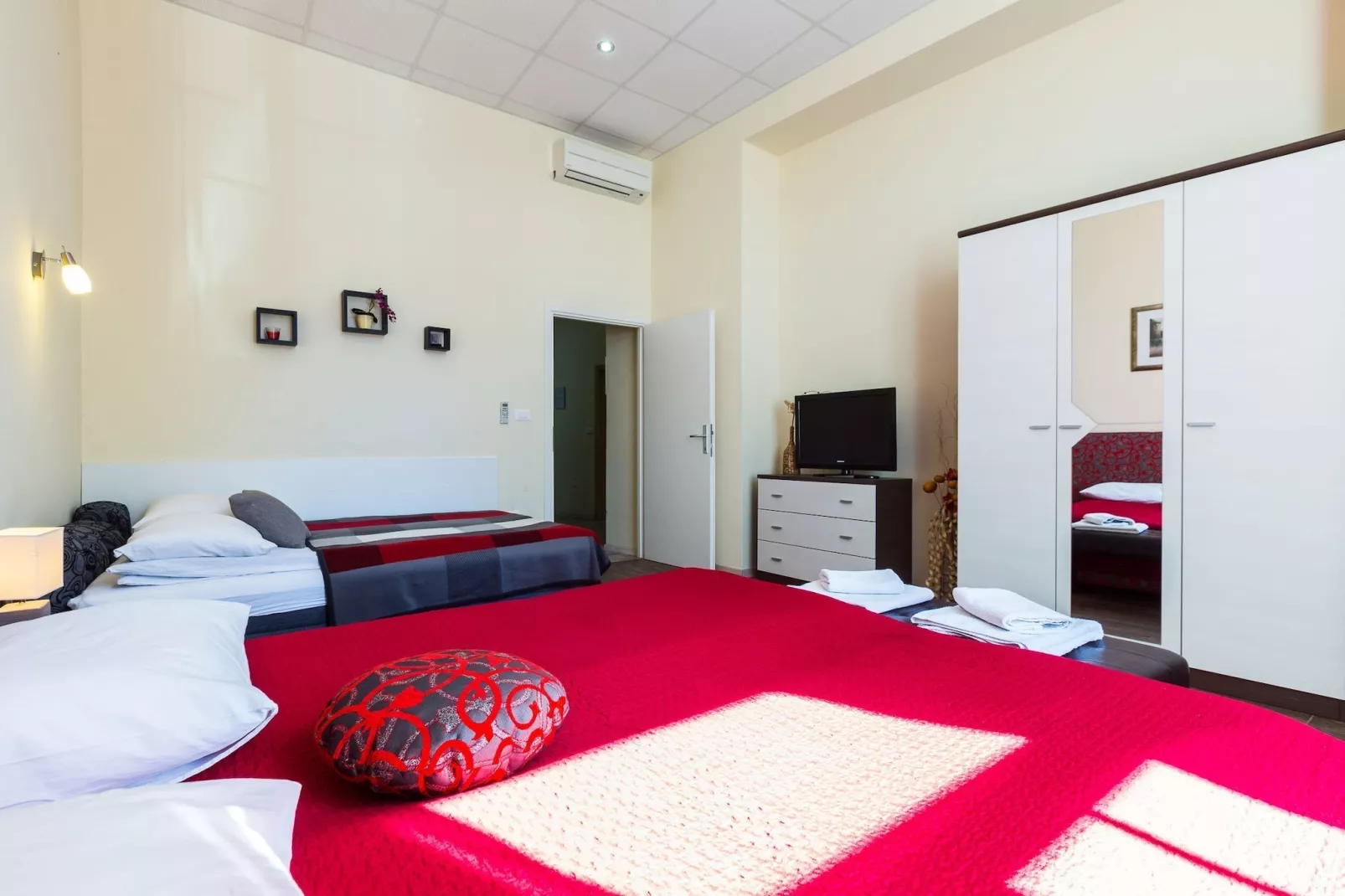 Charming and Historic Old Town Apartments - One Bedroom Apartment-Slaapkamer