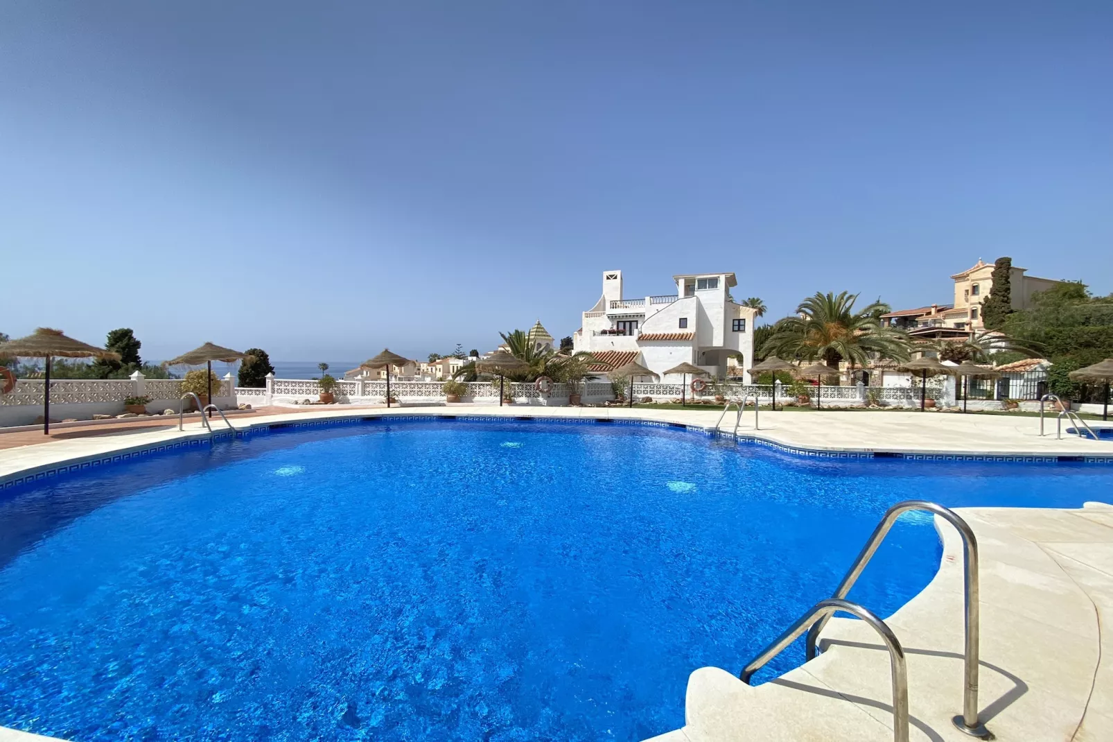 Capistrano Playa 403 by Casasol-Zwembad