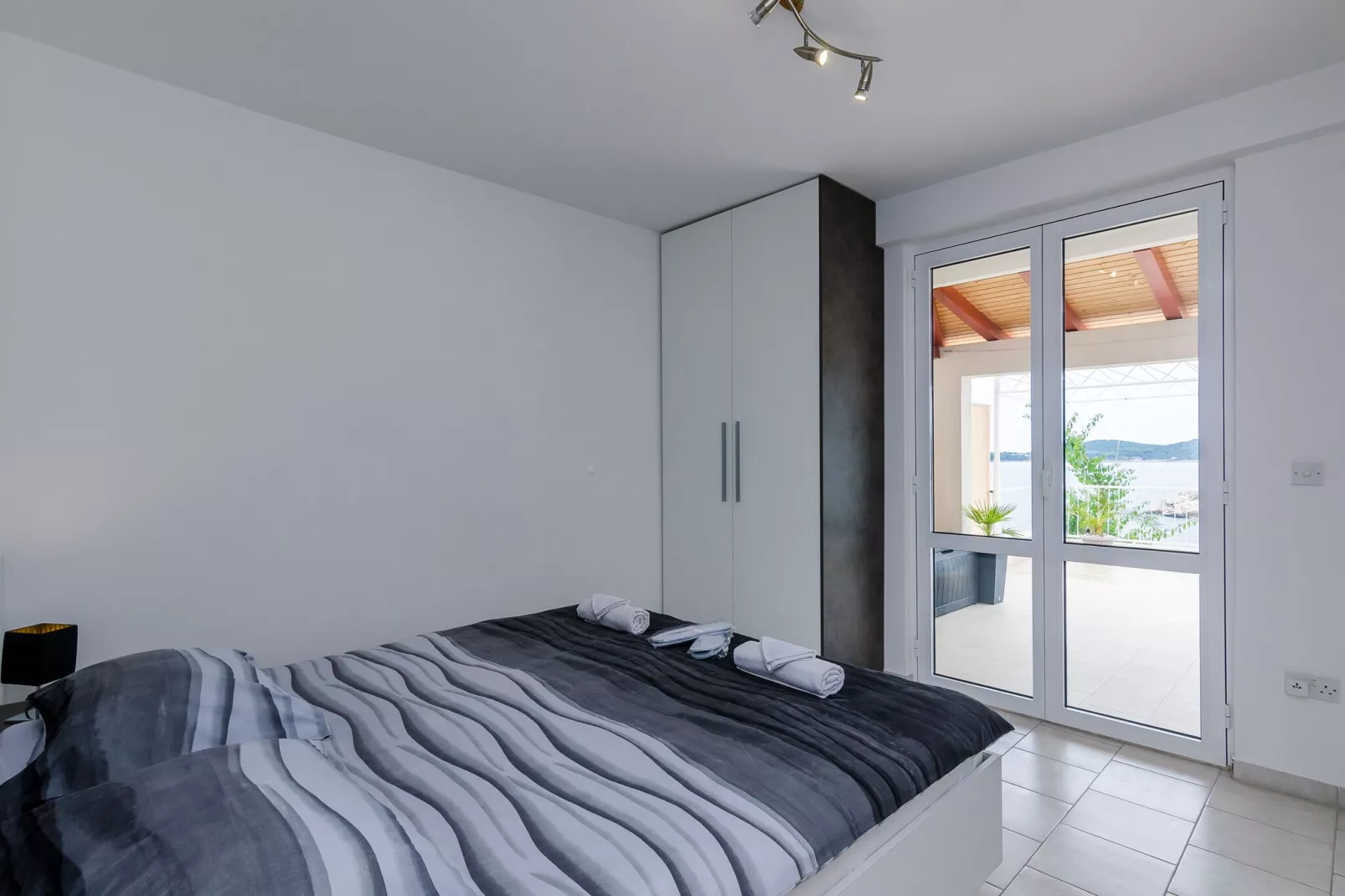 Apartment Franceska -Two-Bedroom Apartment with Terrace and Sea View-Slaapkamer
