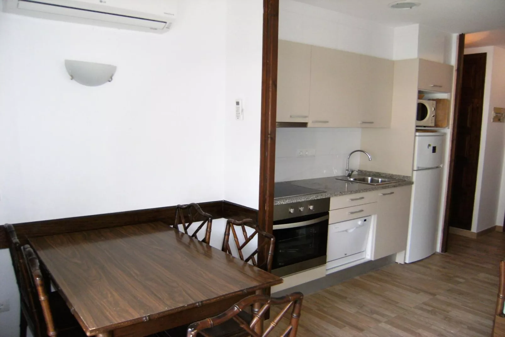 JADEMAR 138-C-Eetkamer