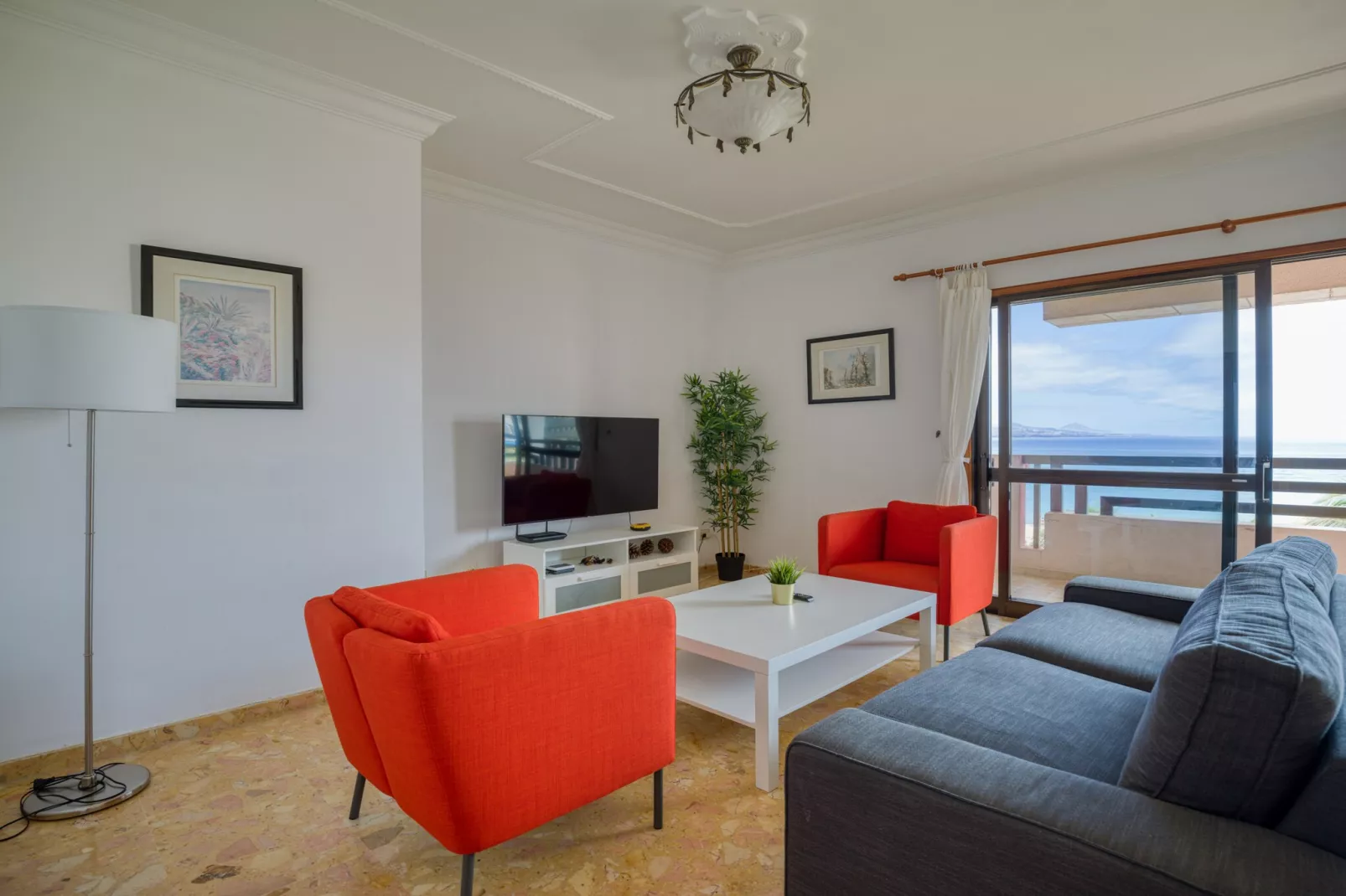 Huge Balcony over Las Canteras By CanariasGetaway-Woonkamer