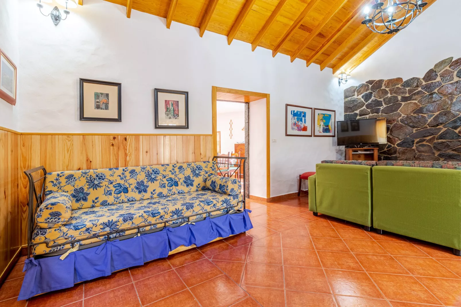 Mari House With Jacuzzi and BBQ by CanariasGetaway-Woonkamer