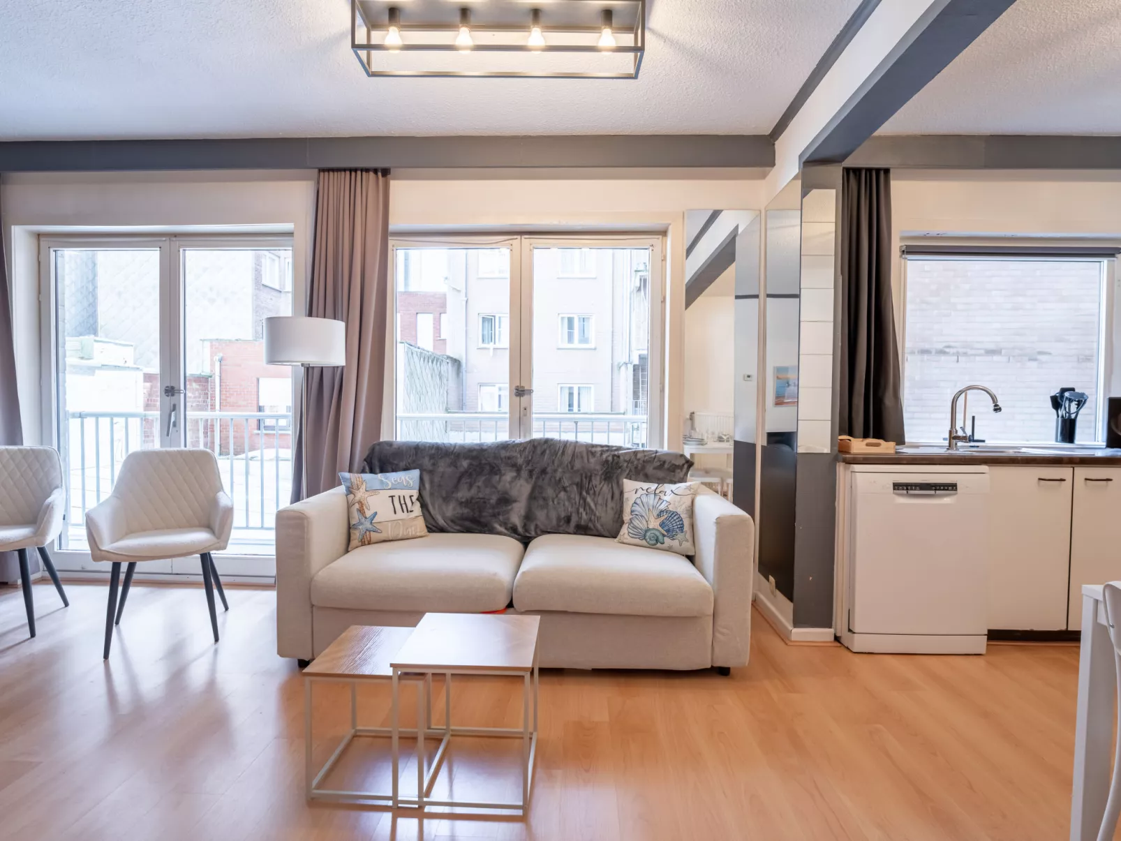 Sealing with balcony-Binnen