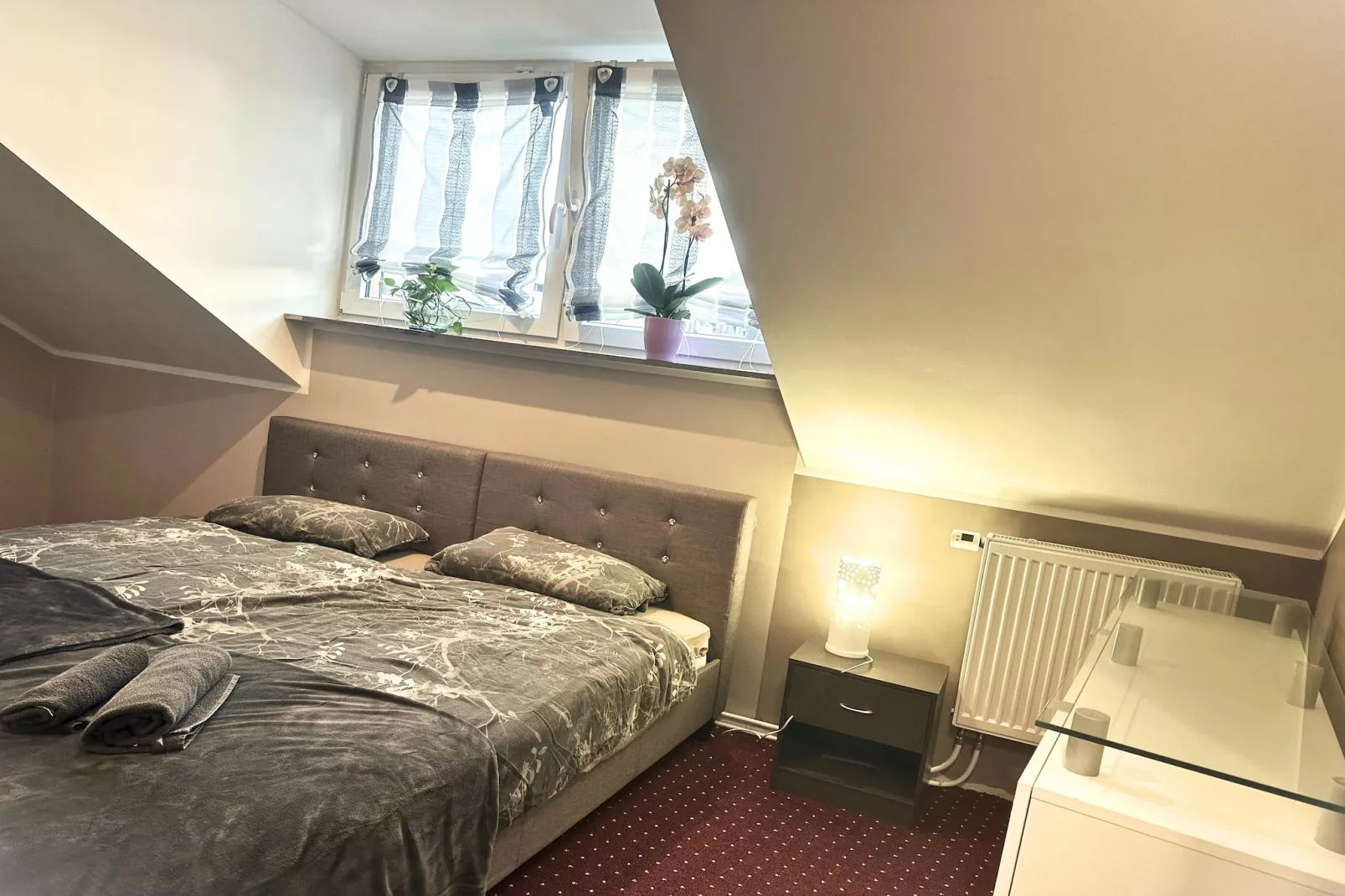 F002 Apartment mit Schlafzimmer DG-Slaapkamer